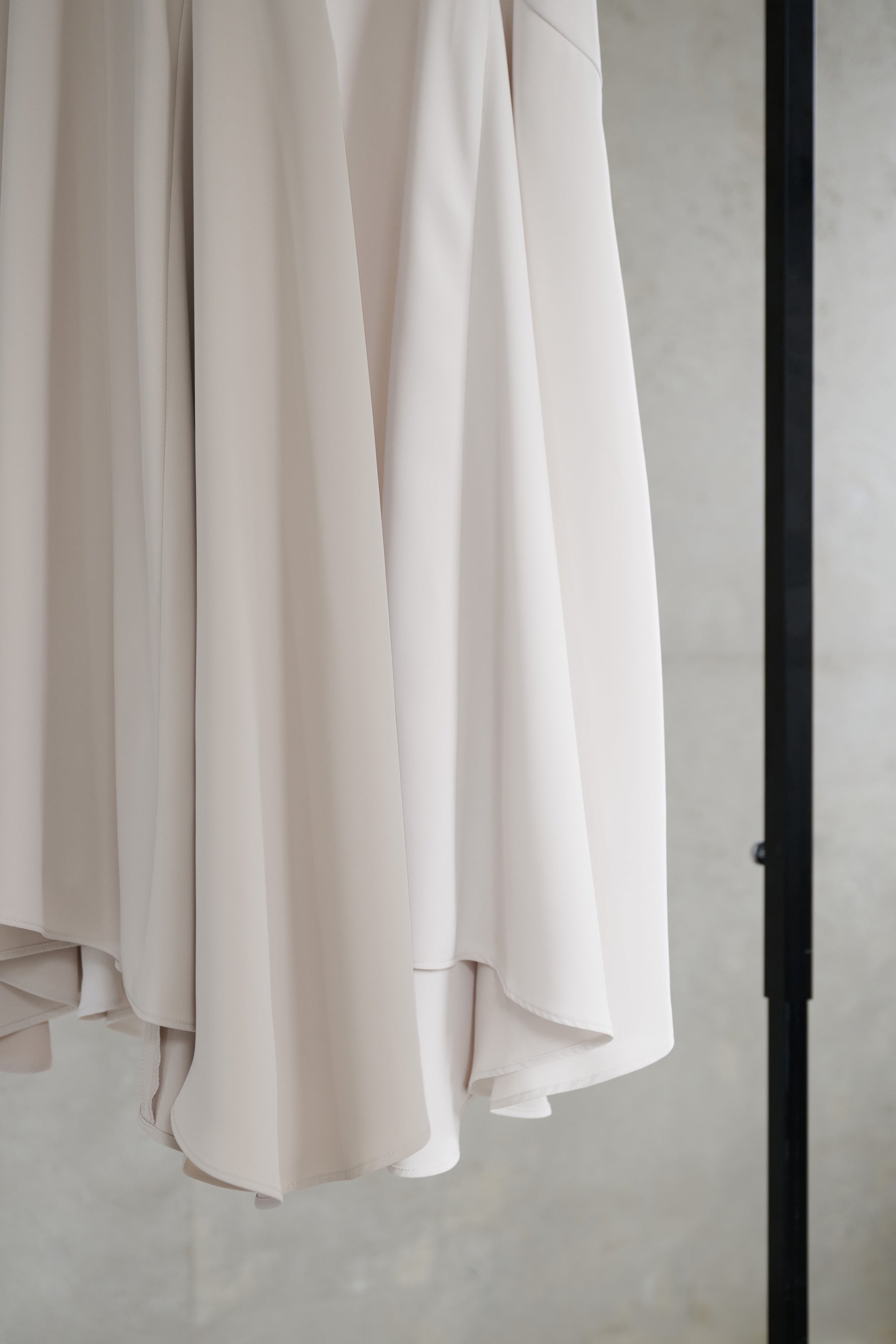 【7月中旬発送】［Essentia］Asymmetric-Hem Long Skirt