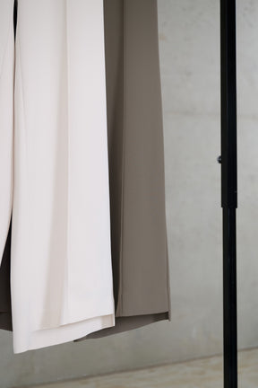 【7月下旬発送】［Essentia］Step Hem Easy Pants