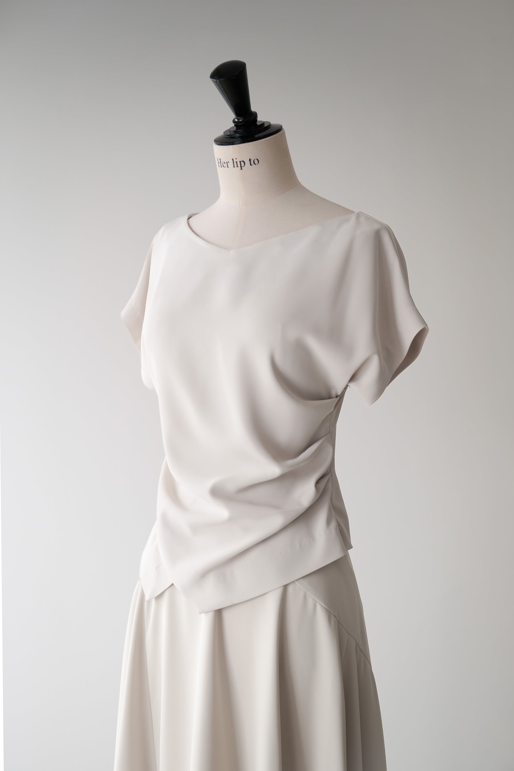 Essentia] Asymmetric-Hem Gathered Top