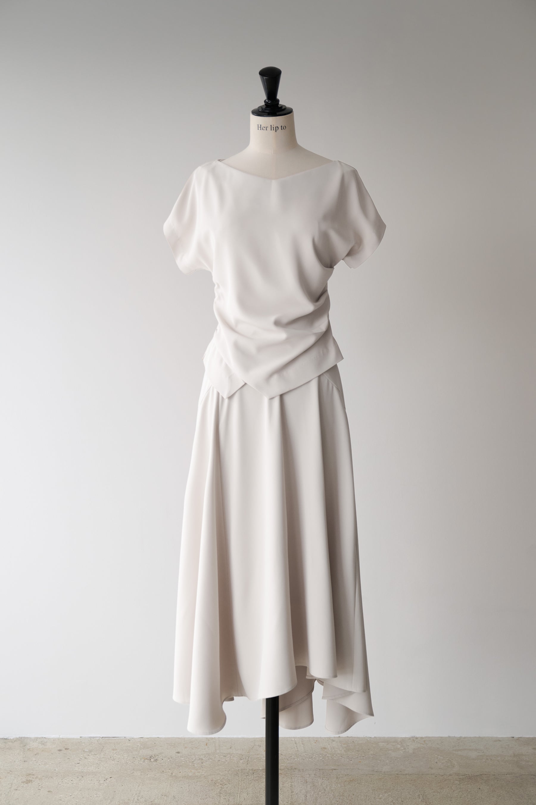 Essentia] Asymmetric-Hem Gathered Top