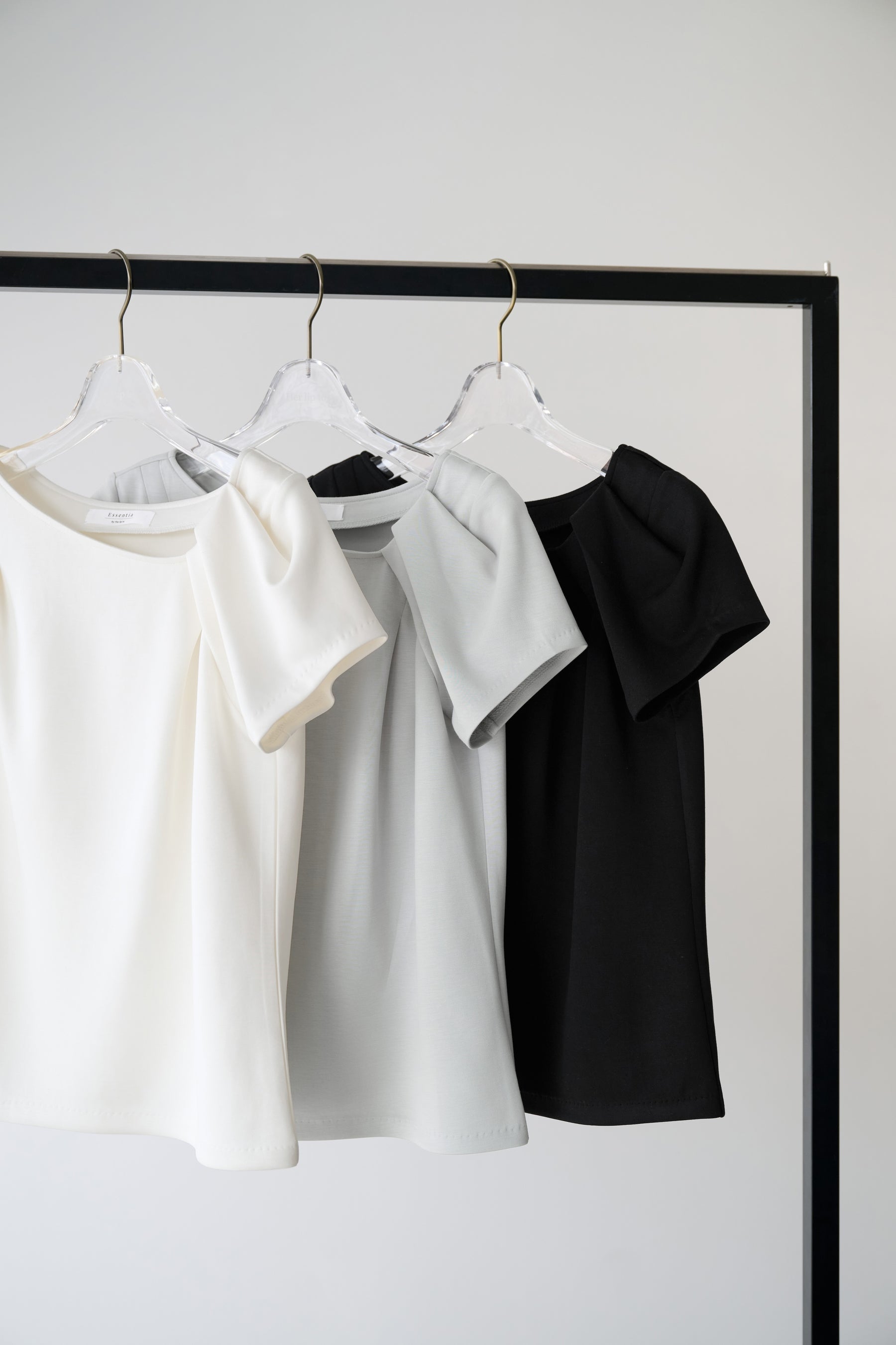 ［Essentia］Asymmetrical Tuck Top