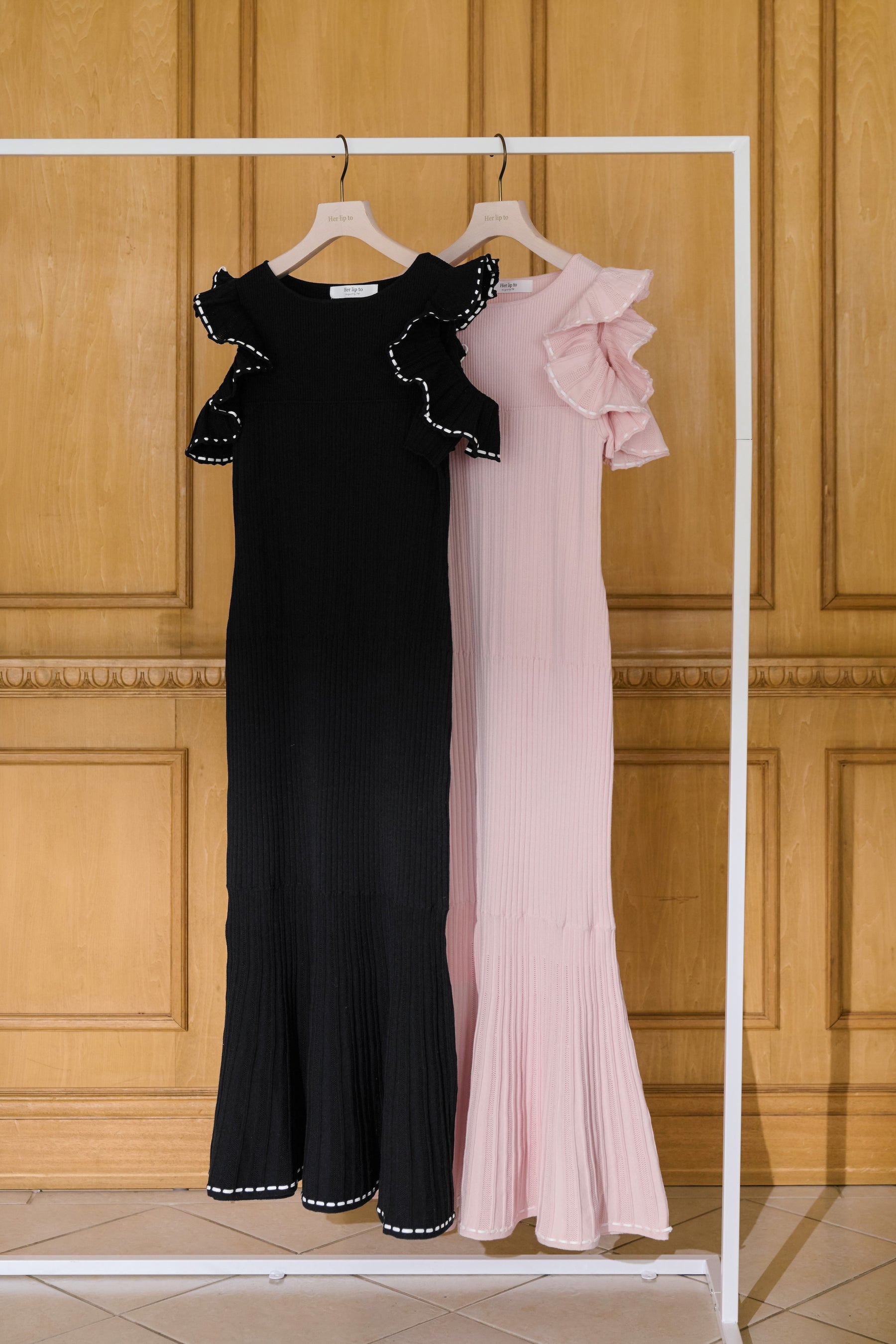 6月上旬発送】Stitch Frill-Shoulder Knit Dress 6月上旬発送】Stitch Frill-Shoulder Knit Dress
