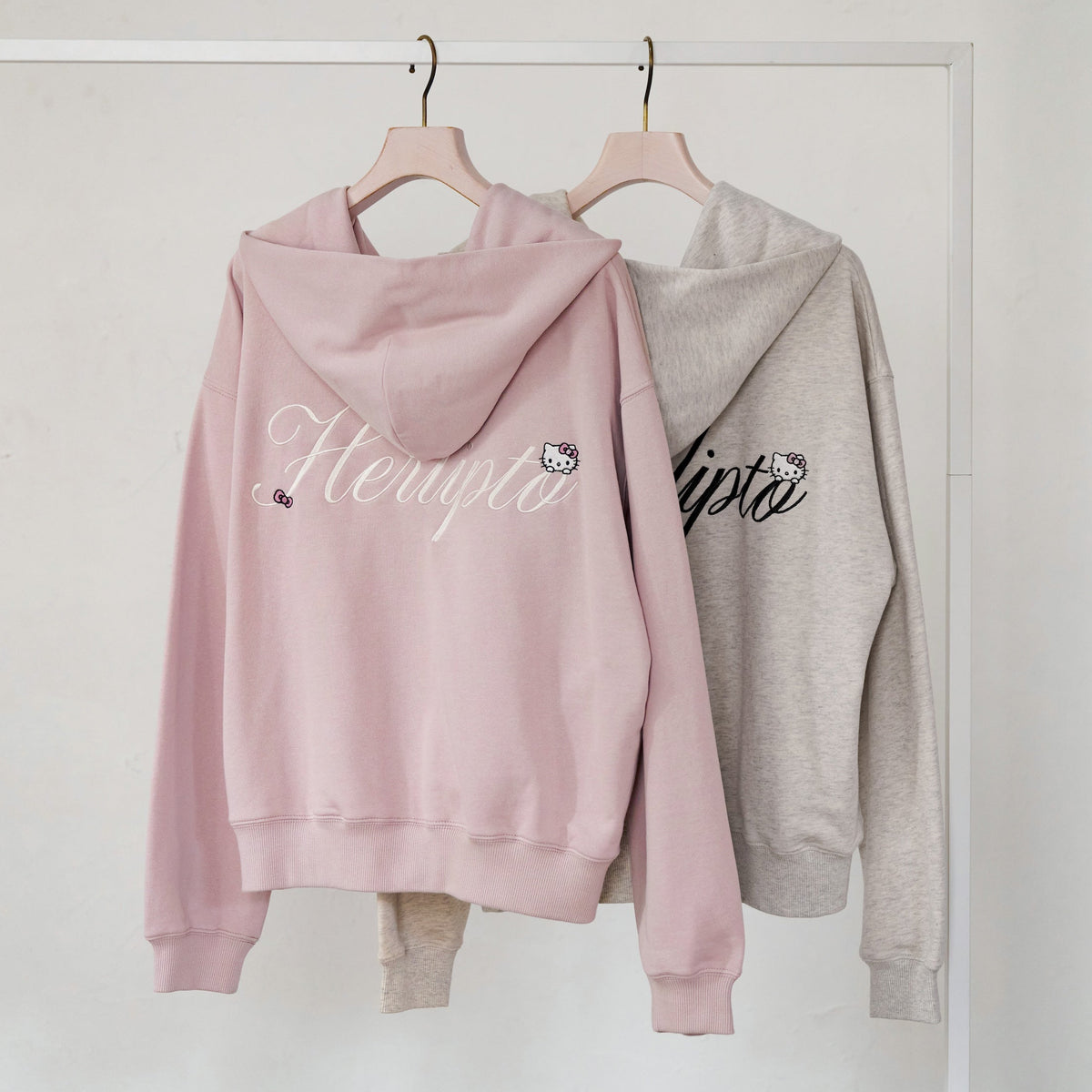 【匿名配送】HLT x Hello Kitty Sweatshirt gray 9月下旬発送】【gray】HLT x Hello Kitty Zip-Up Hoodie