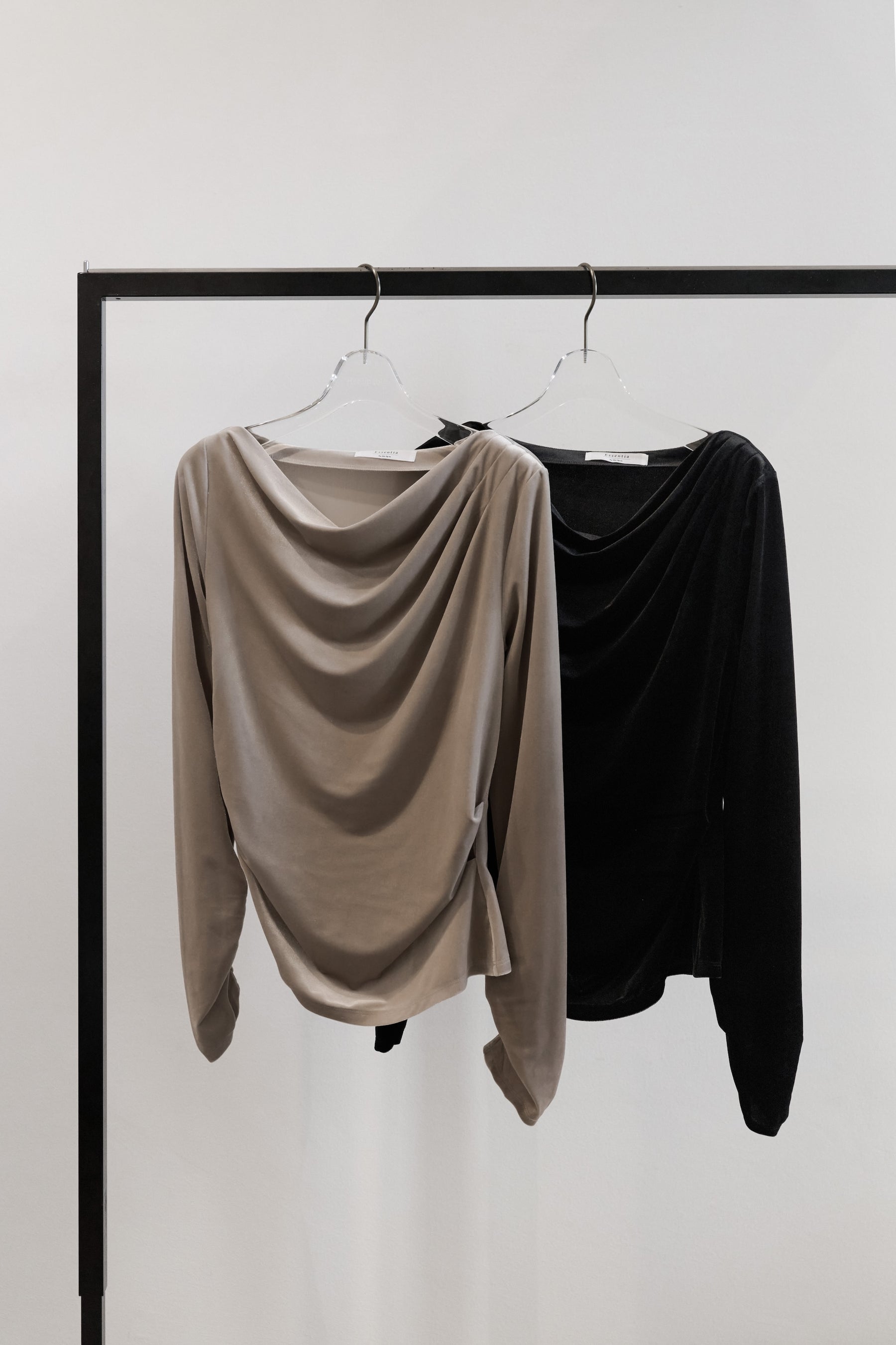 [Ships in early October] ［Essentia］Velour Drape Neck Top