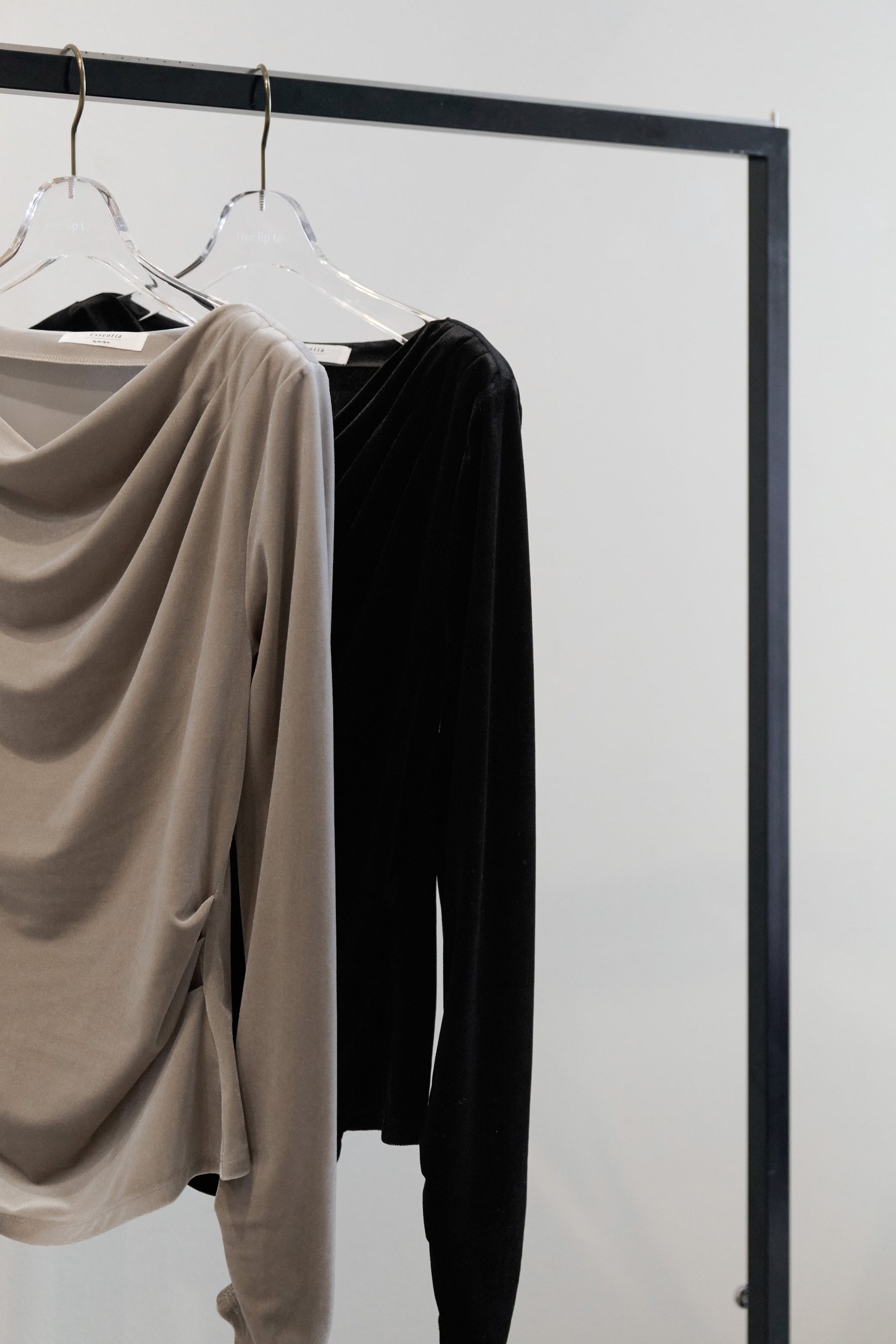 [Ships in early October] ［Essentia］Velour Drape Neck Top