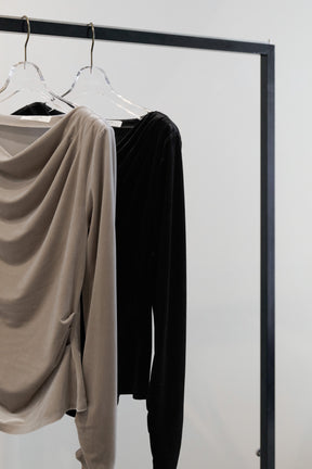 [Ships in early October] ［Essentia］Velour Drape Neck Top