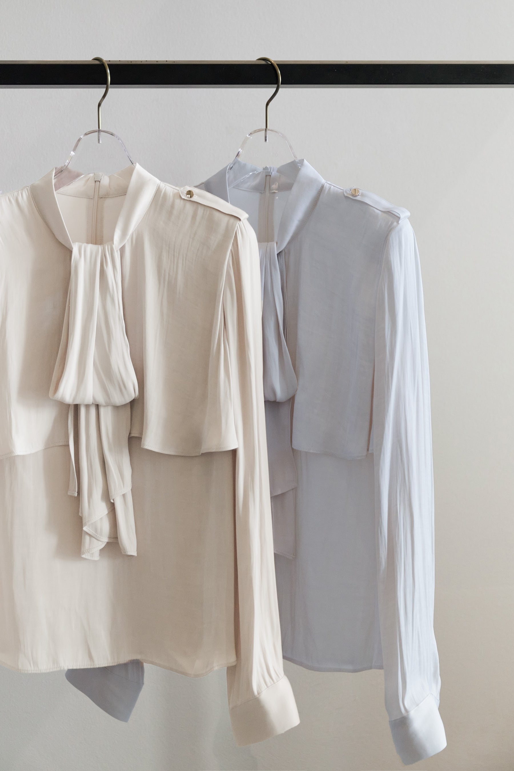 [Ships in early October]［Essentia］Tiered Frill Bow Blouse