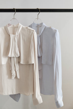 [Ships in early October]［Essentia］Tiered Frill Bow Blouse