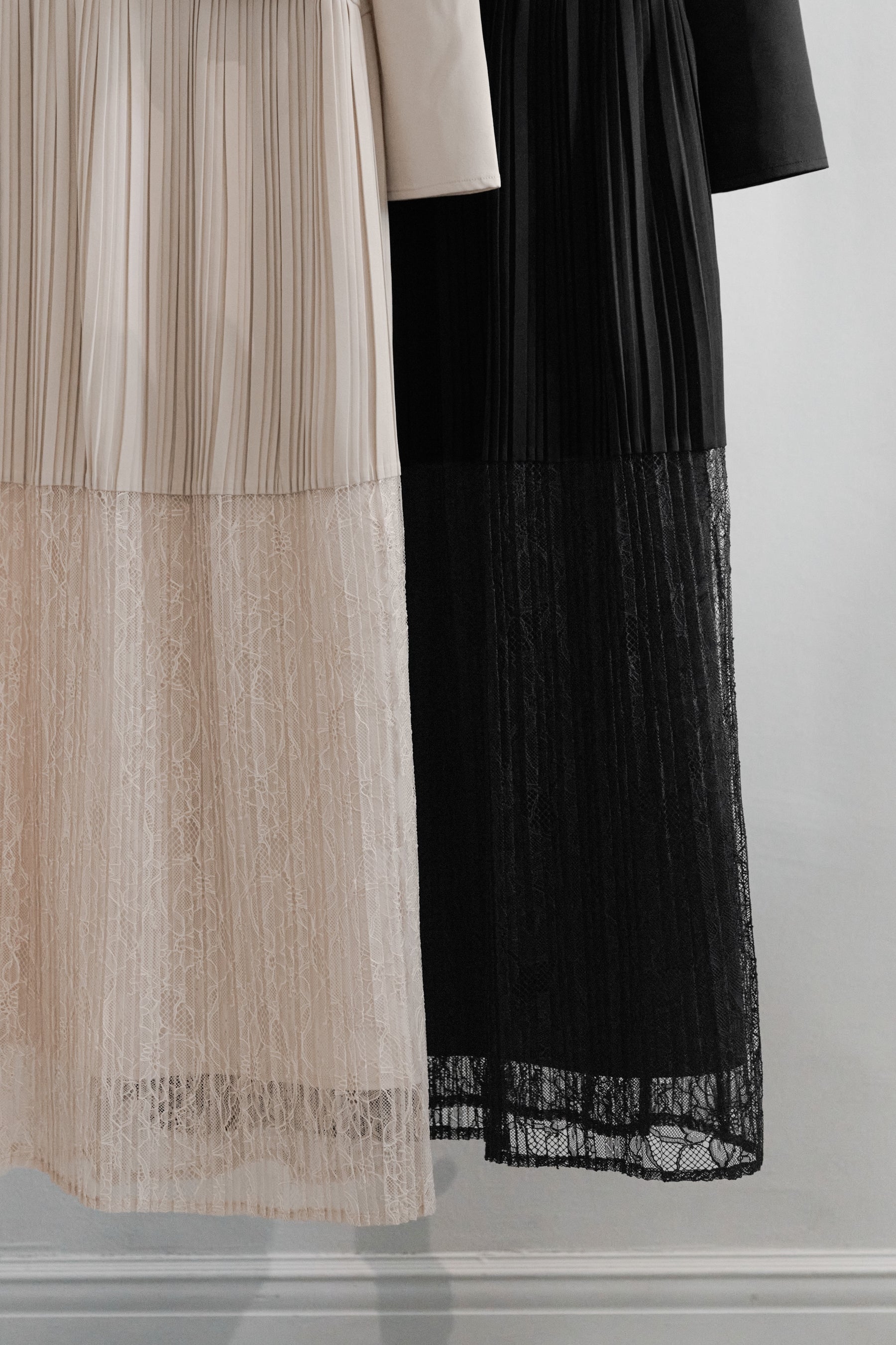 ［Essentia］Pleated Lace Docking Dress
