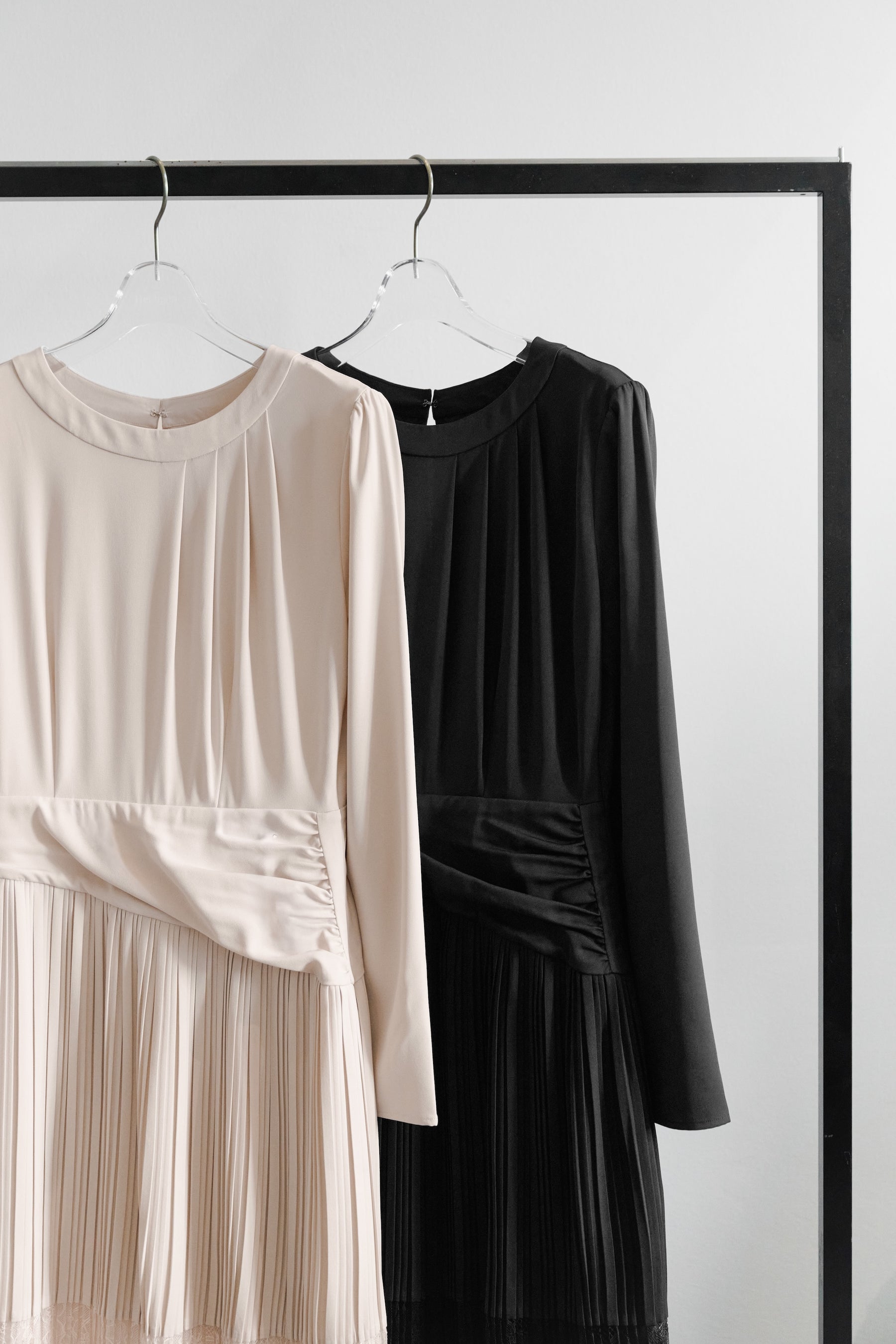 ［Essentia］Pleated Lace Docking Dress