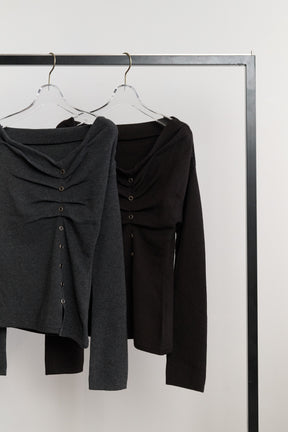 [Ships in early October] ［Essentia］Asymmetrical Tucked Knit Top