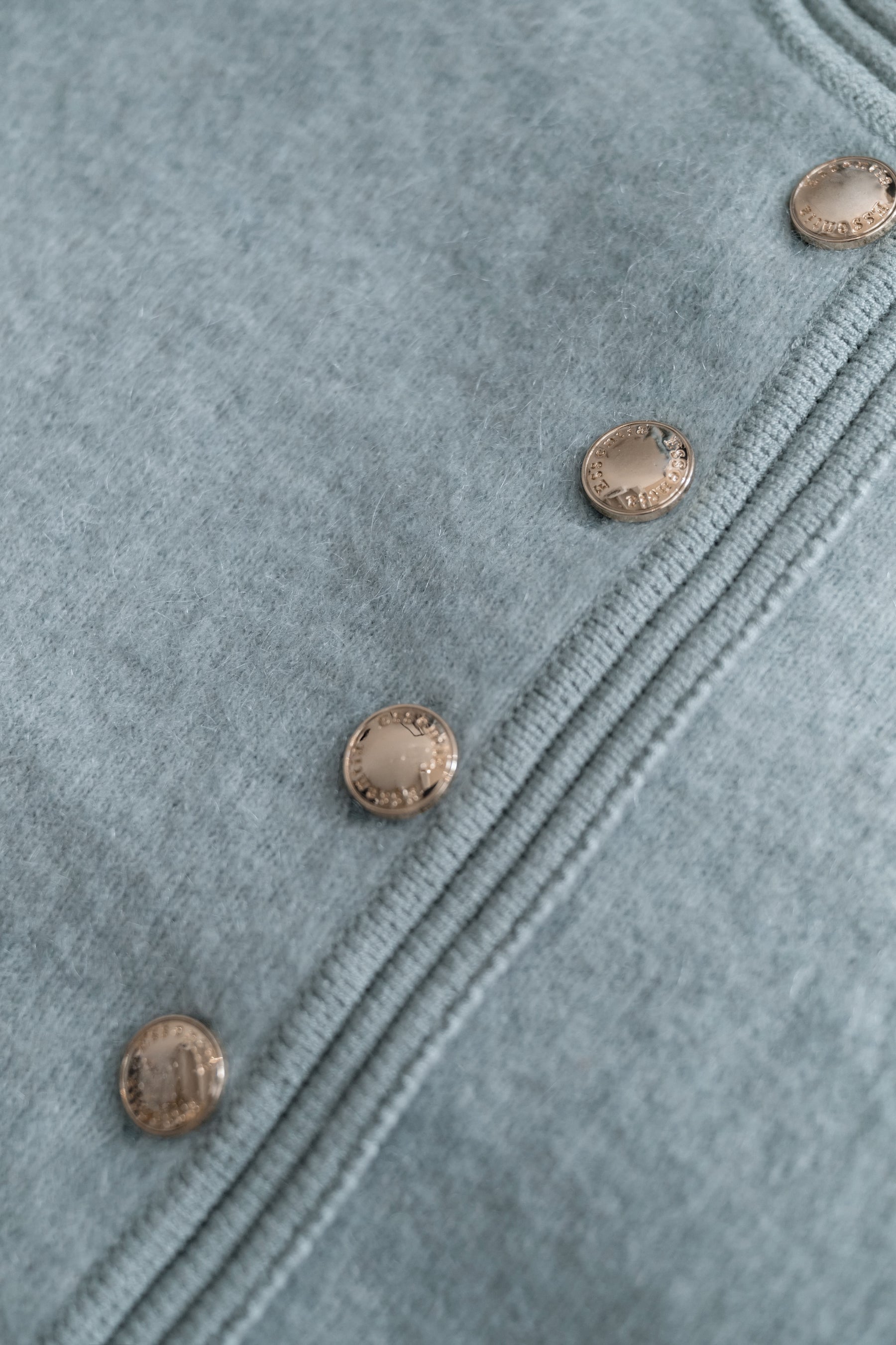 ［Essentia］Gold Emblem Button Knit Jacket