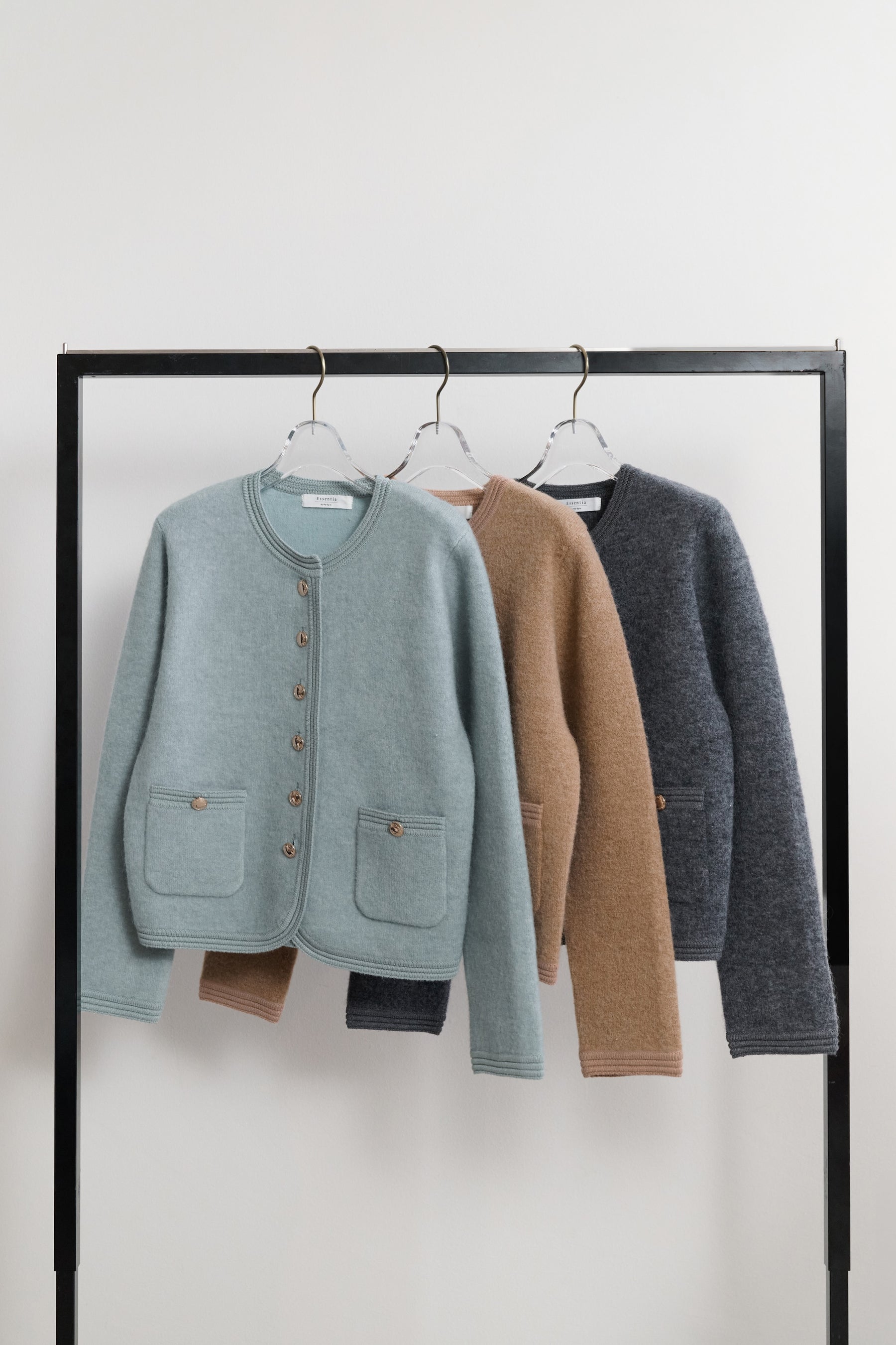 ［Essentia］Gold Emblem Button Knit Jacket