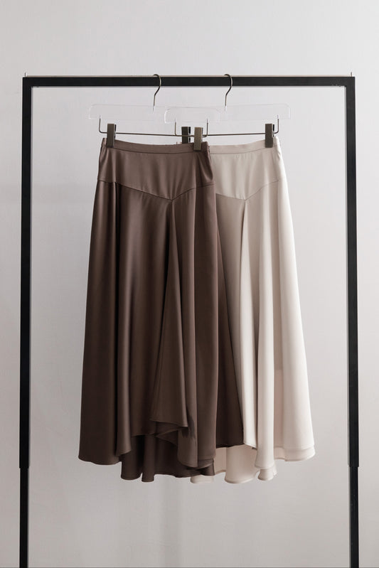 [Ships in last September]［Essentia］Asymmetric-Hem Satin Skirt