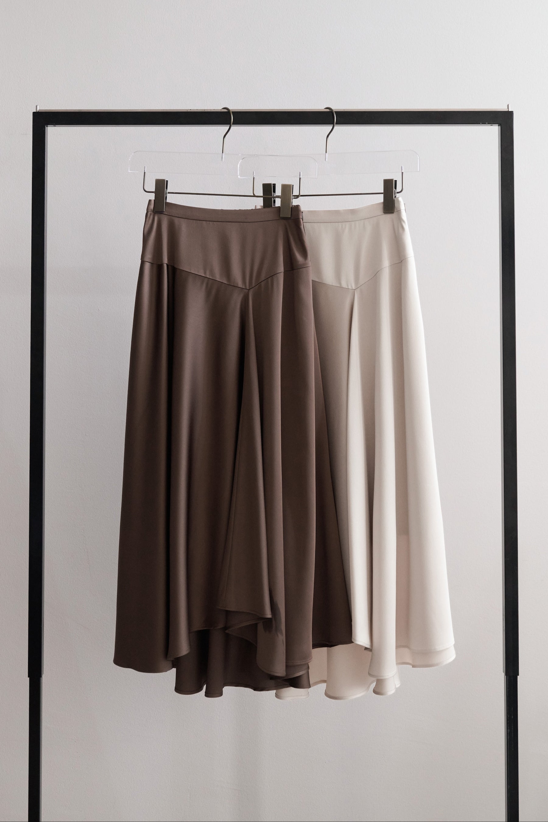 [Ships in last September]［Essentia］Asymmetric-Hem Satin Skirt