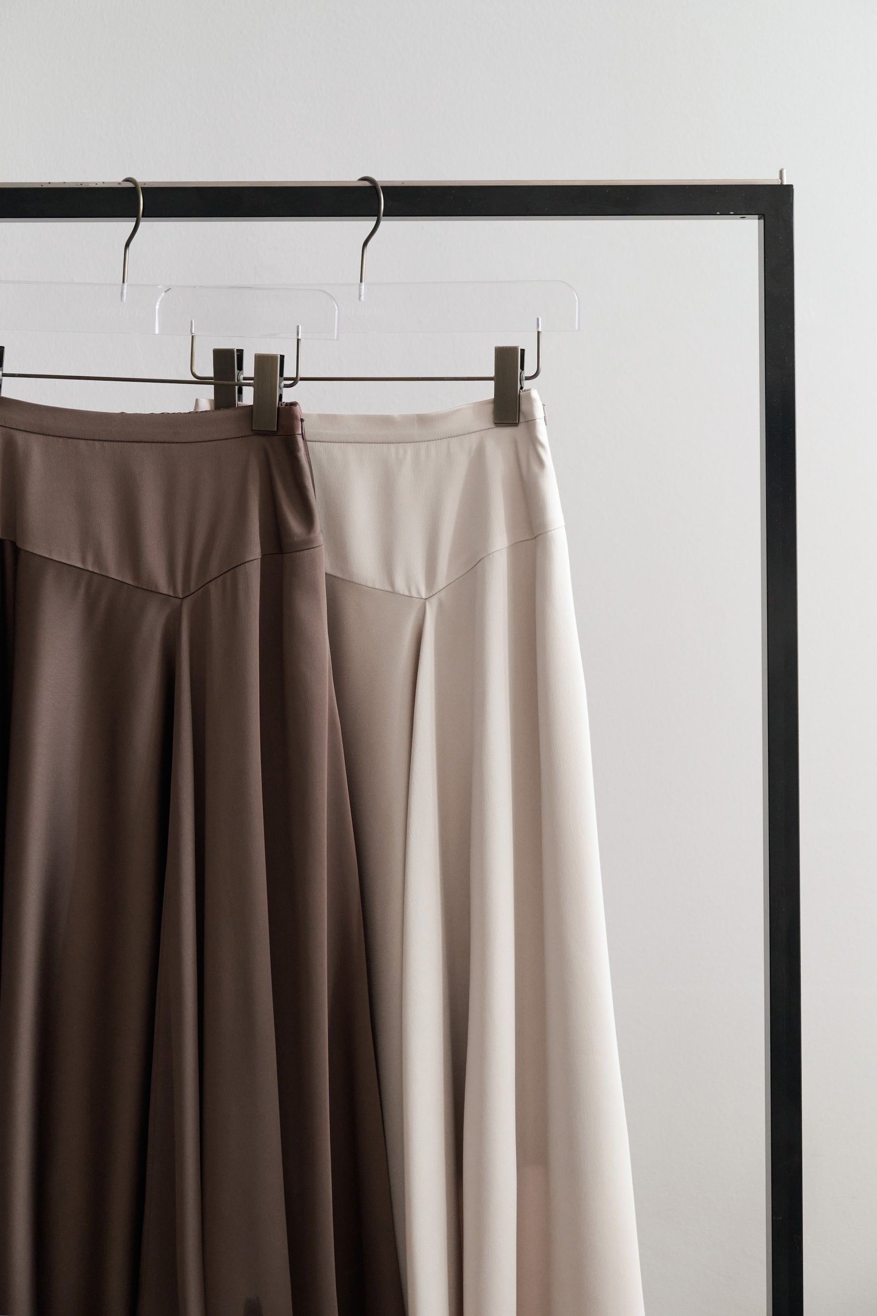 [Ships in last September]［Essentia］Asymmetric-Hem Satin Skirt