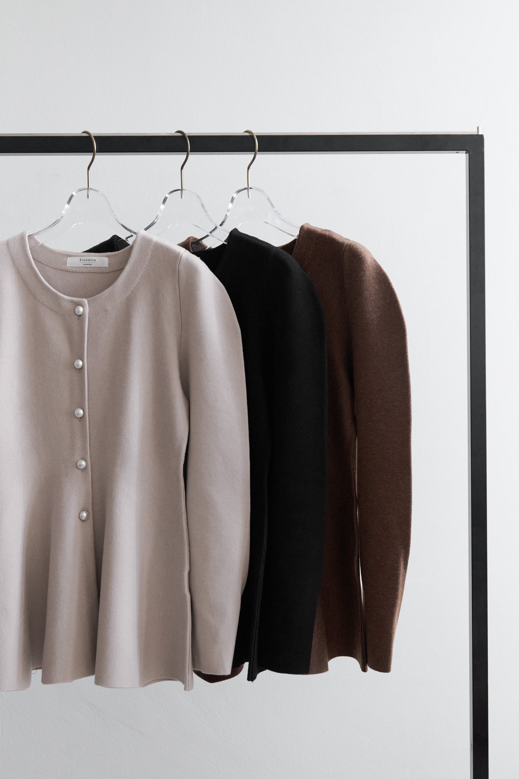 ［Essentia］Curved-Sleeve Peplum Knit Jacket