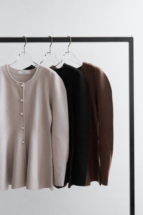 ［Essentia］Curved-Sleeve Peplum Knit Jacket