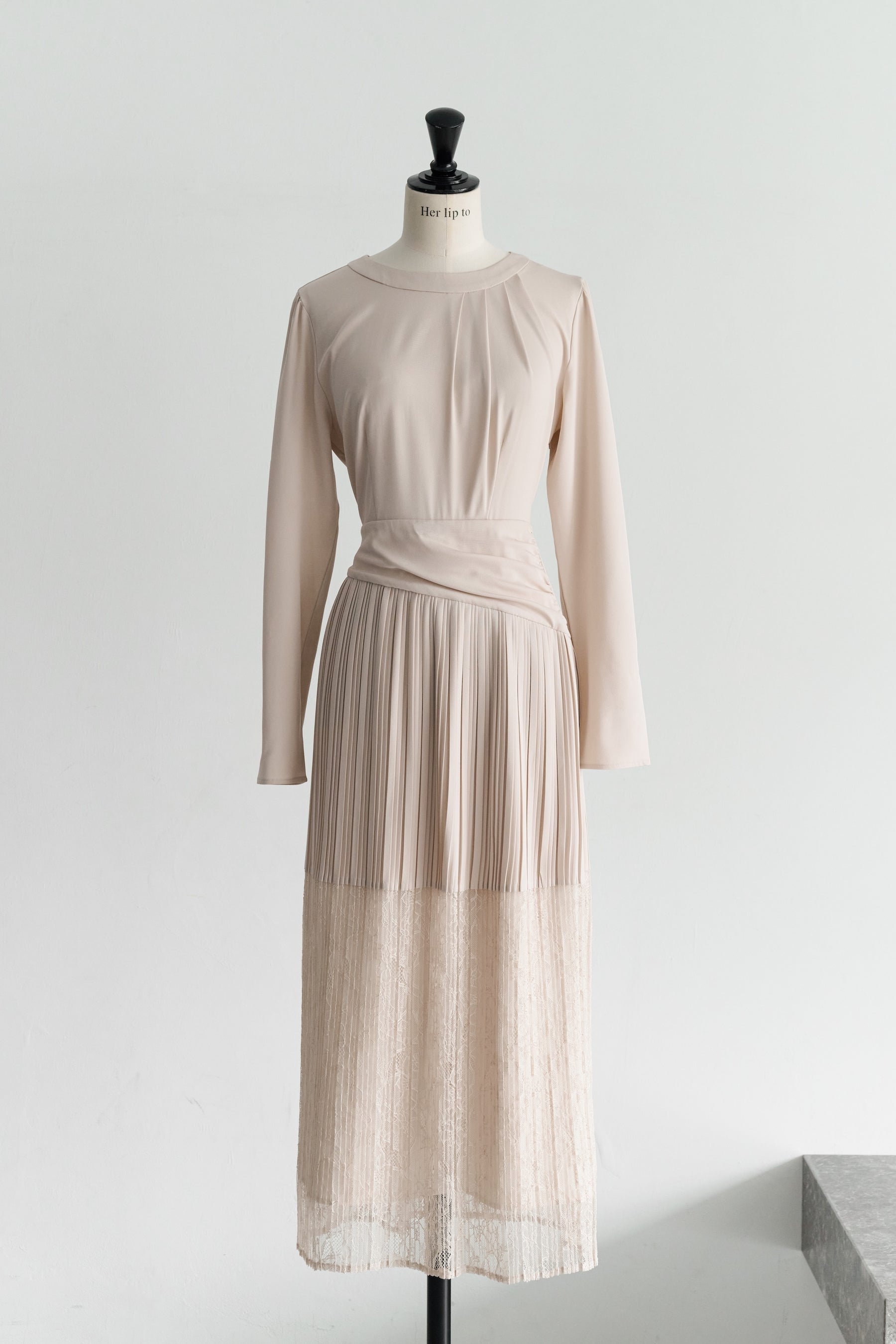 ［Essentia］Pleated Lace Docking Dress