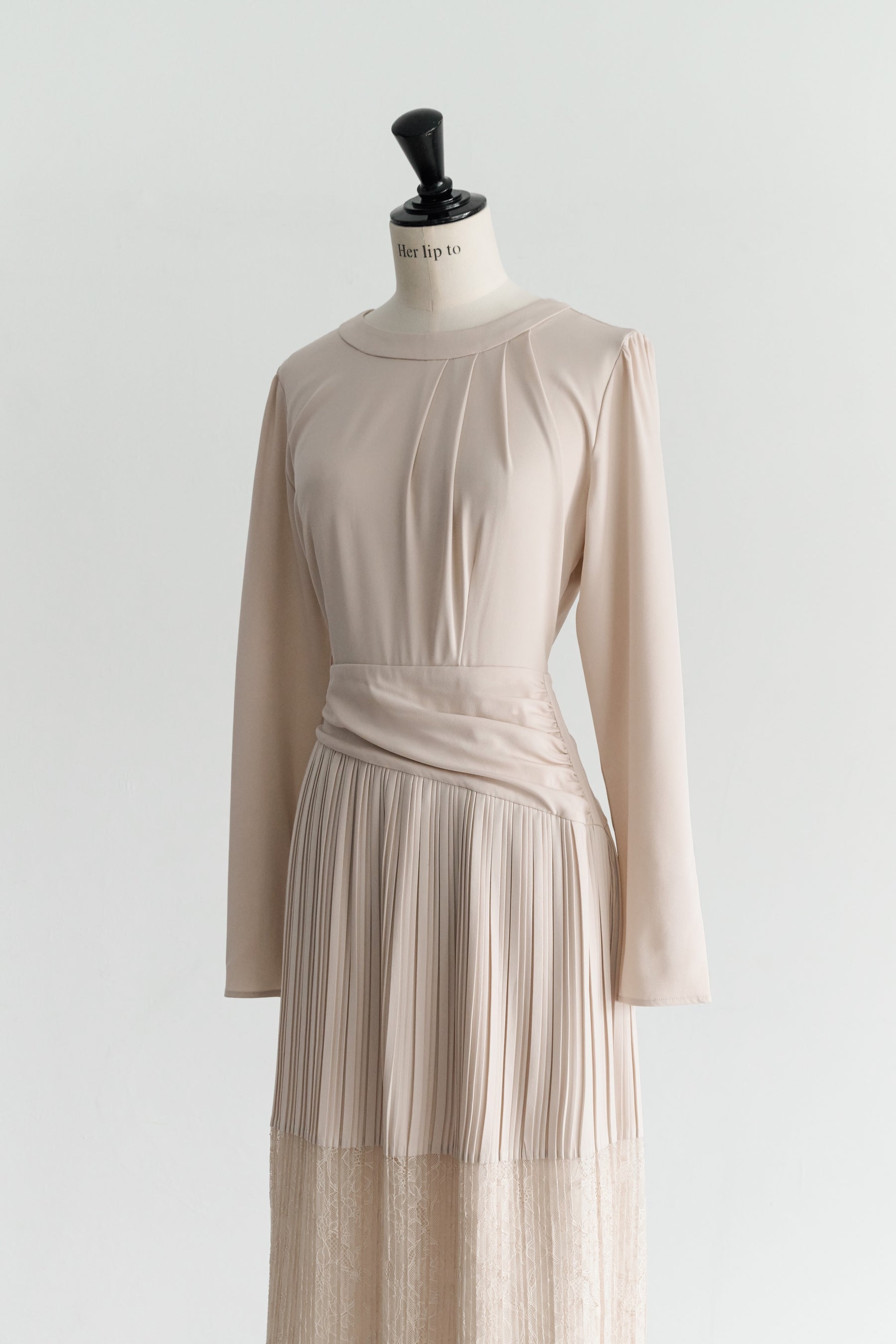 ［Essentia］Pleated Lace Docking Dress