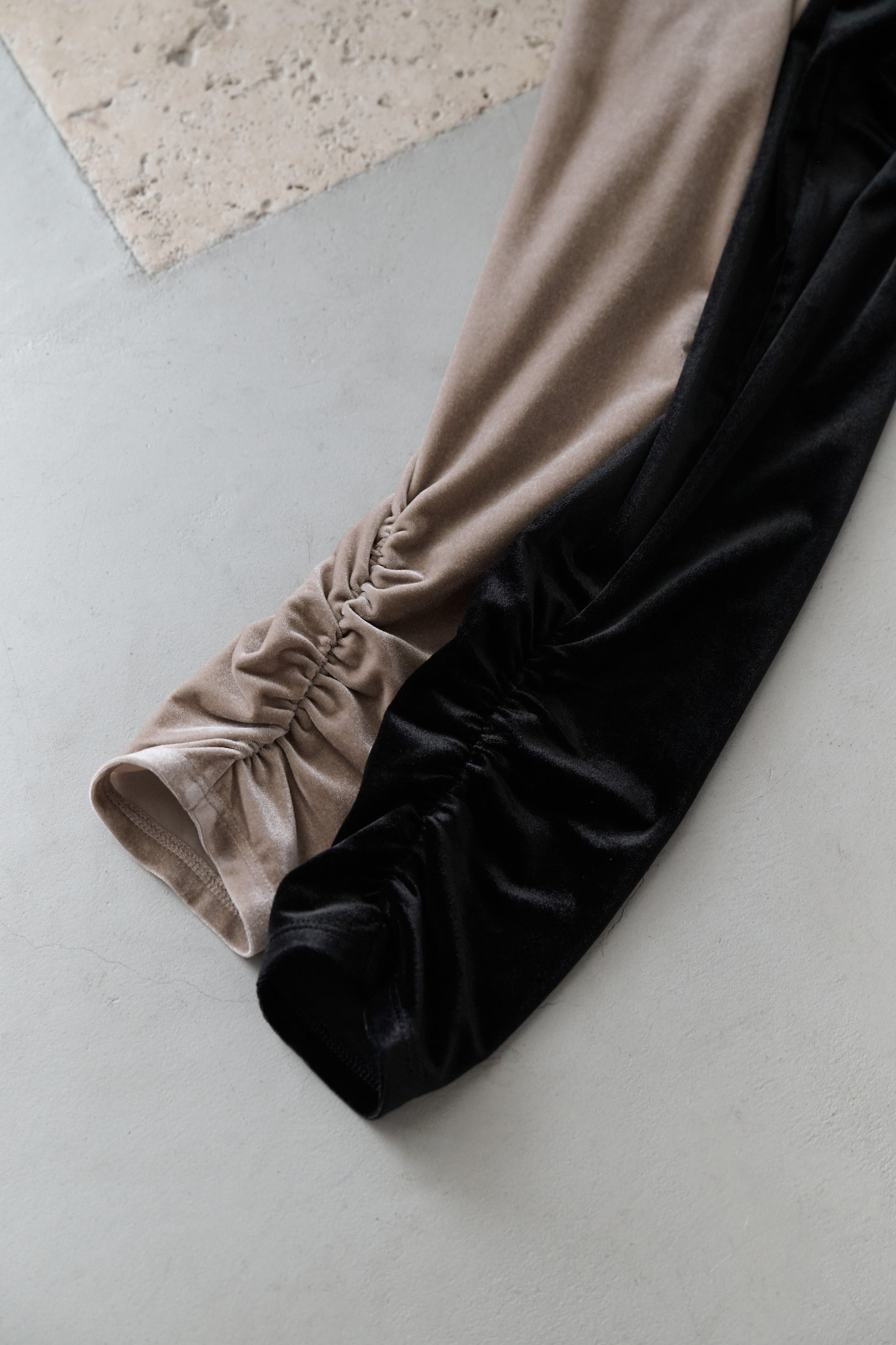 [Ships in early October] ［Essentia］Velour Drape Neck Top