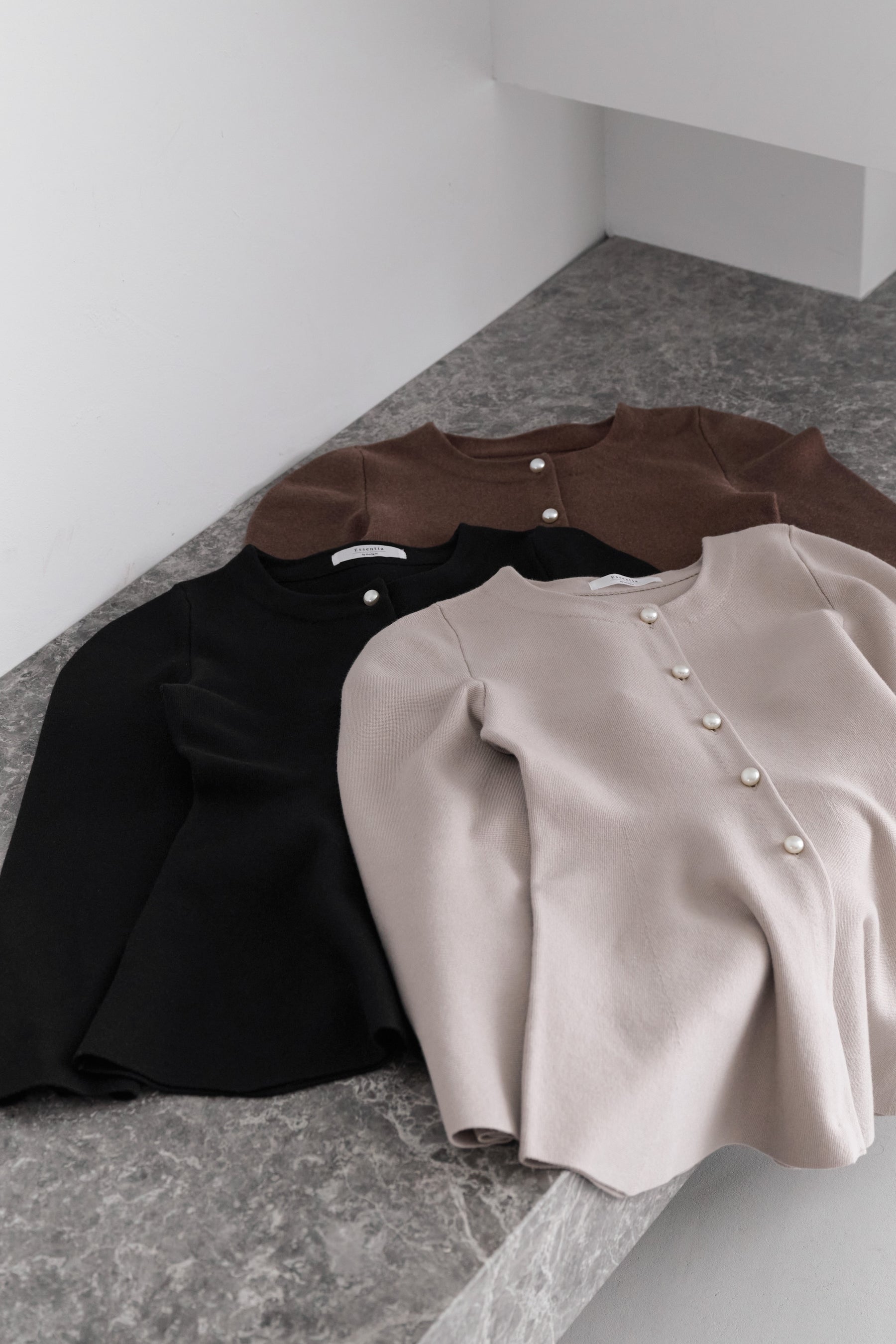 ［Essentia］Curved-Sleeve Peplum Knit Jacket