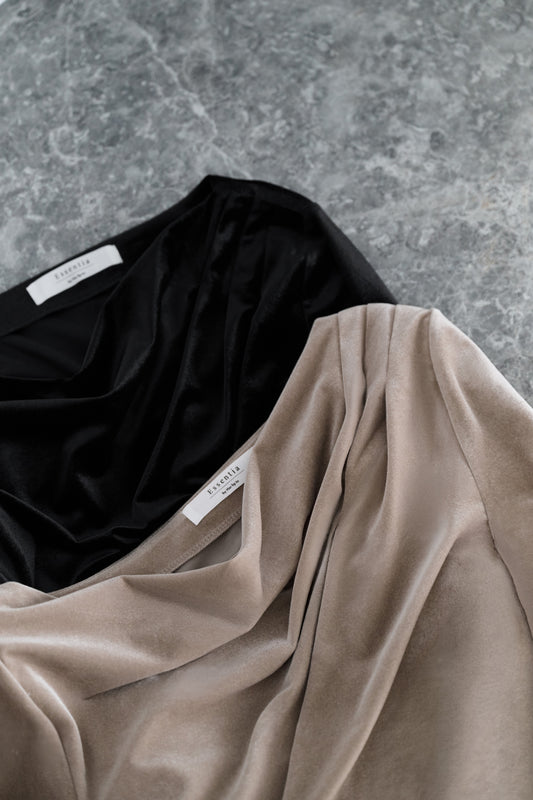 [Ships in early October] ［Essentia］Velour Drape Neck Top