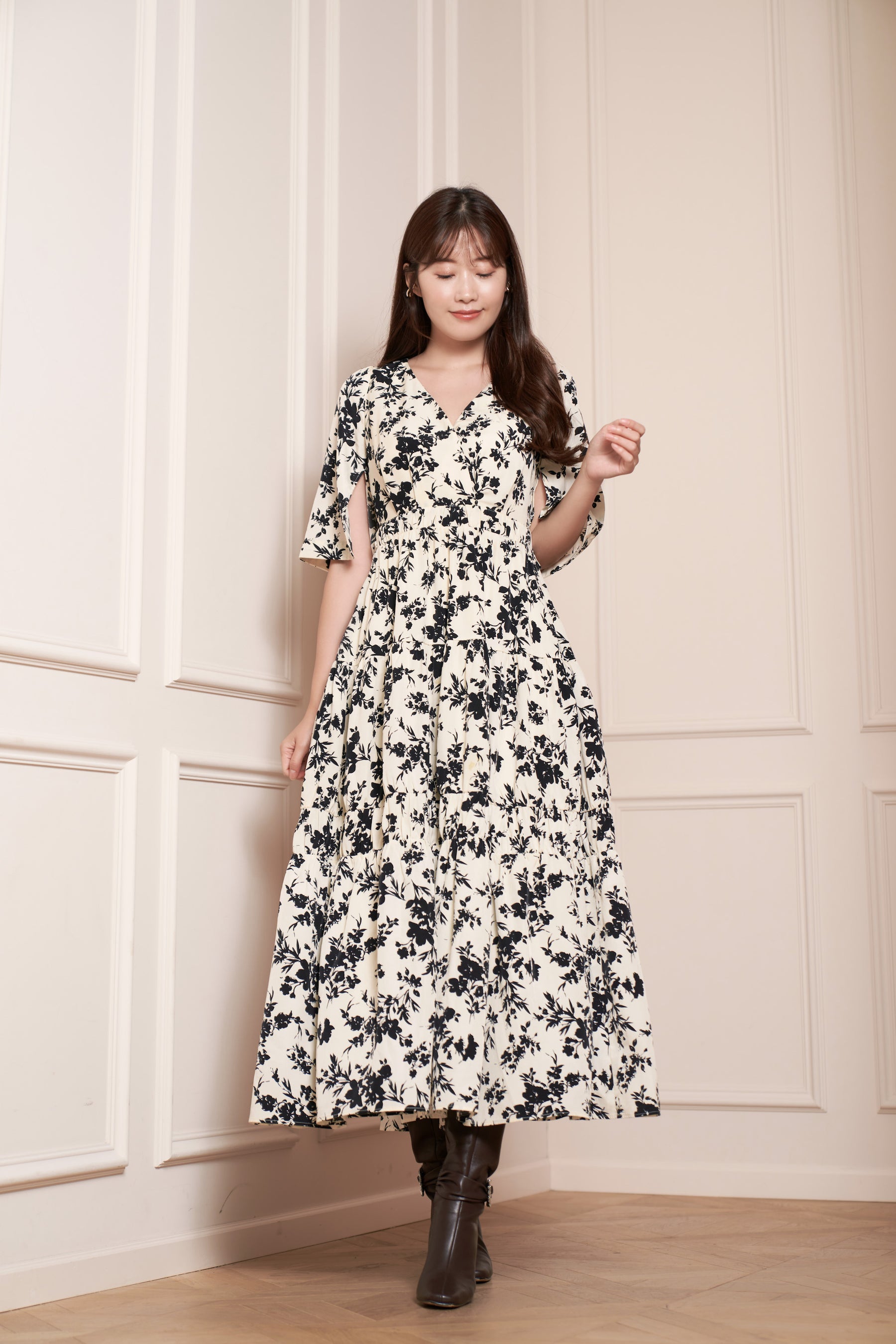 ロングワンピースMonotone Floral Slit Sleeve Dress