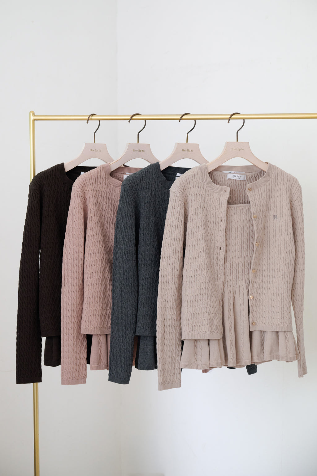 11月下旬発送】【rose】H logo Peplum Cable-Knit Set