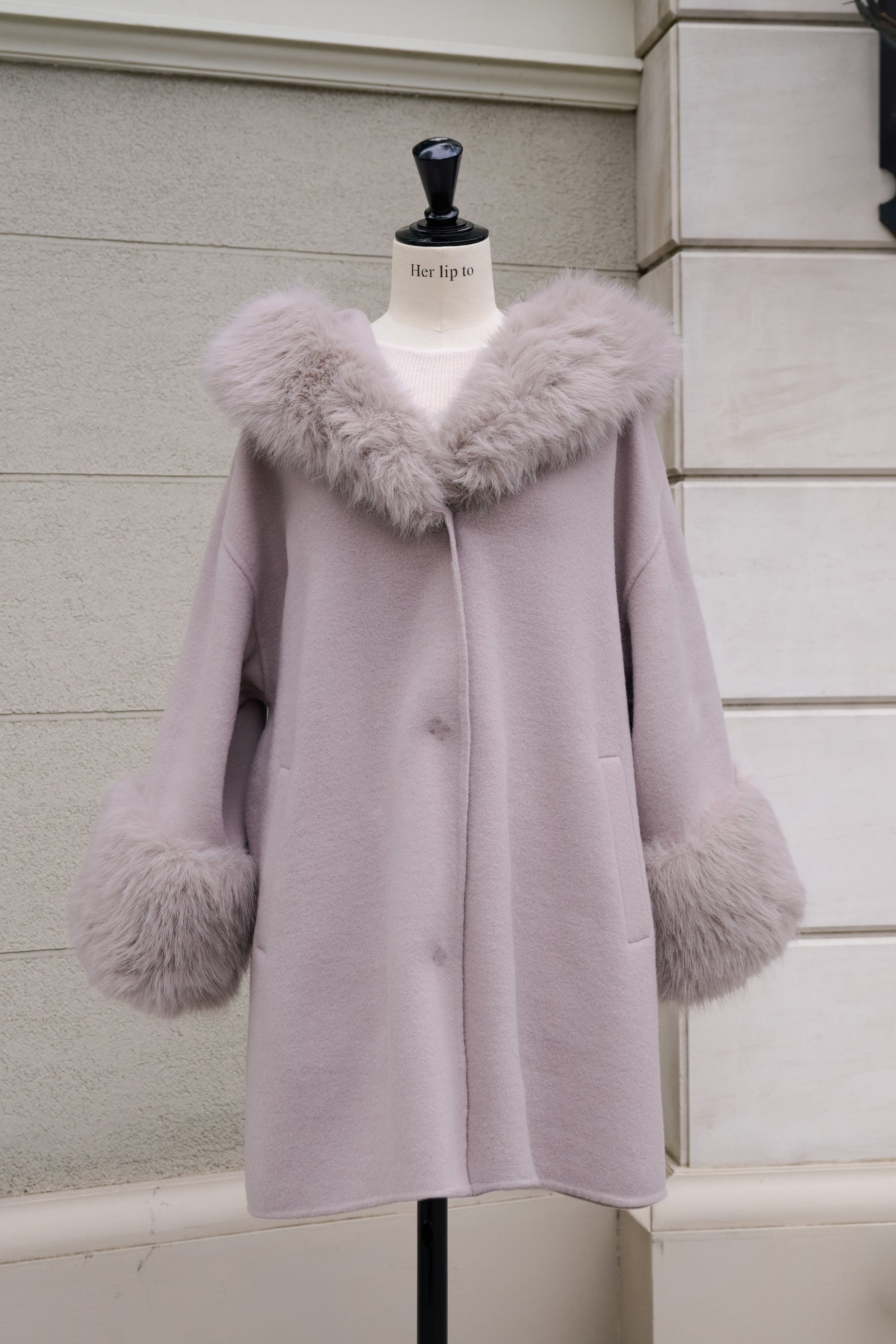 【10月中旬発送】Madeleine Faux Fur-Trimmed Rever Coat