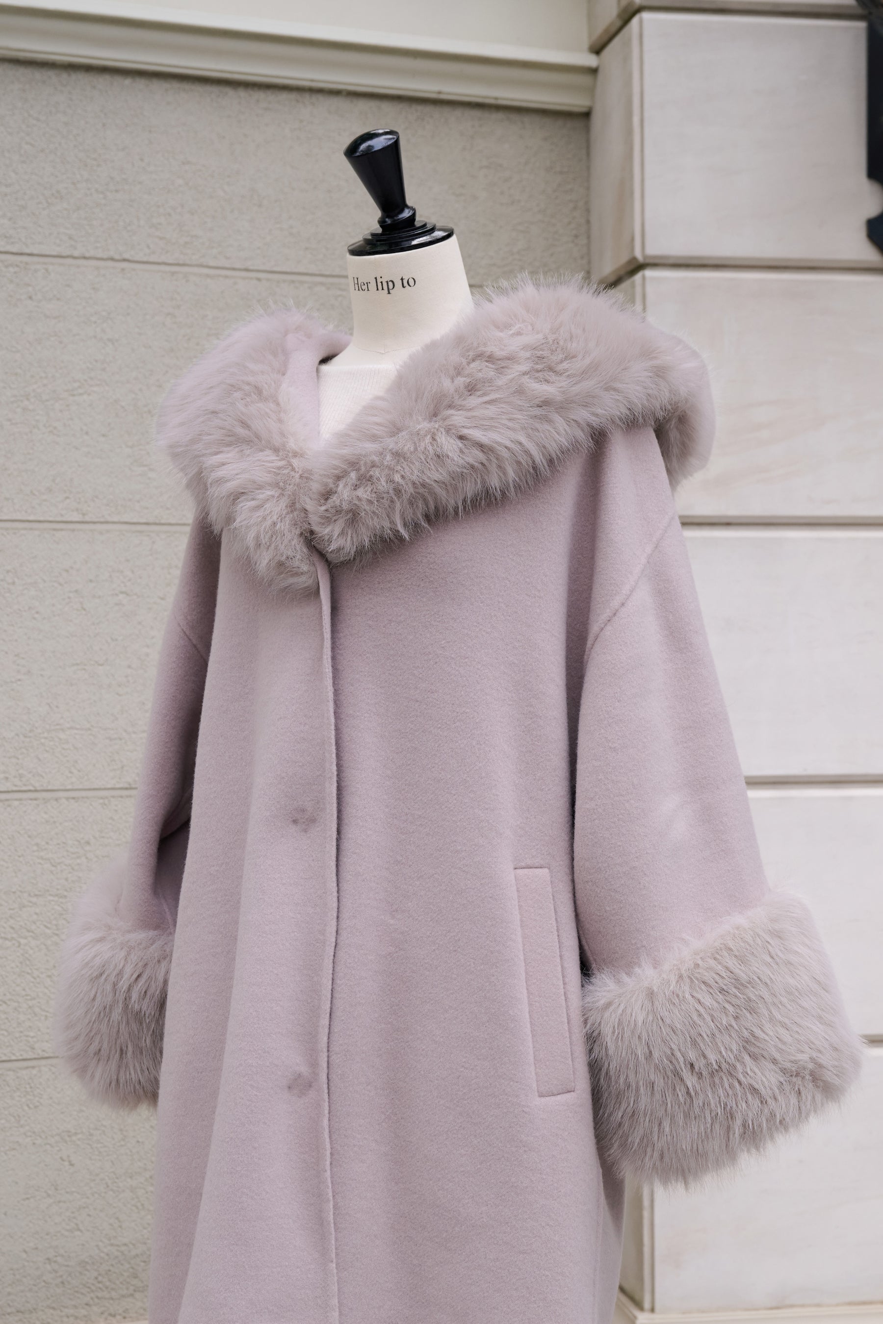 【10月中旬発送】Madeleine Faux Fur-Trimmed Rever Coat