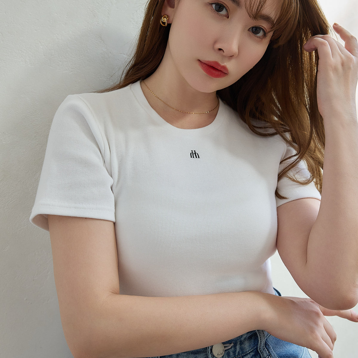 white / black】Trois Logo Ribbed Tee