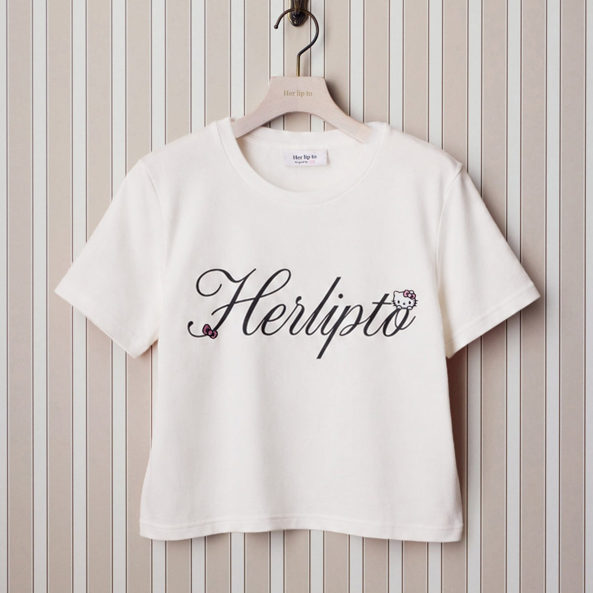 9月下旬発送】【white】HLT x Hello Kitty Front Logo Tee