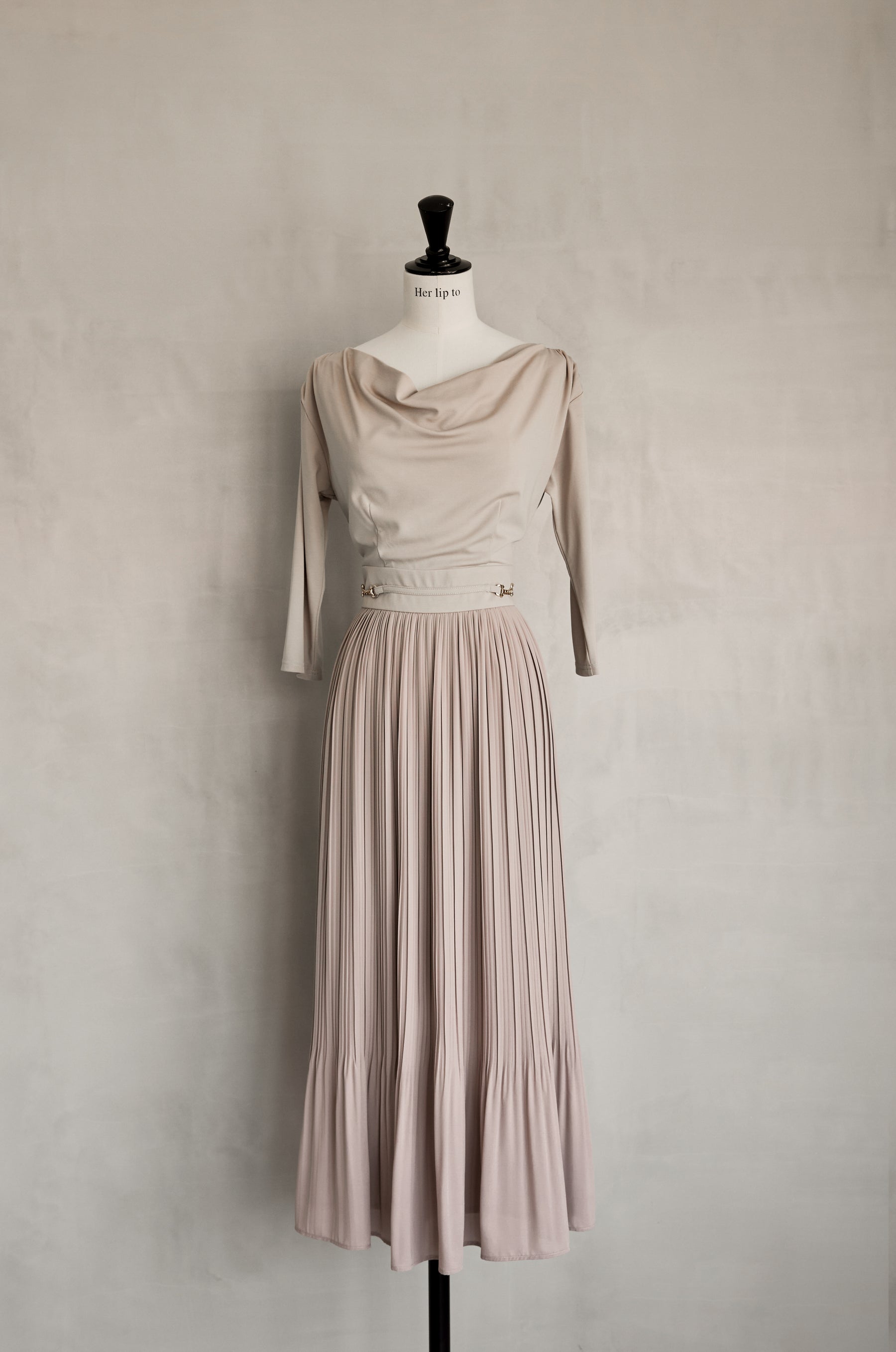 新品HLT Perugia Drape Neck Pleated Dress