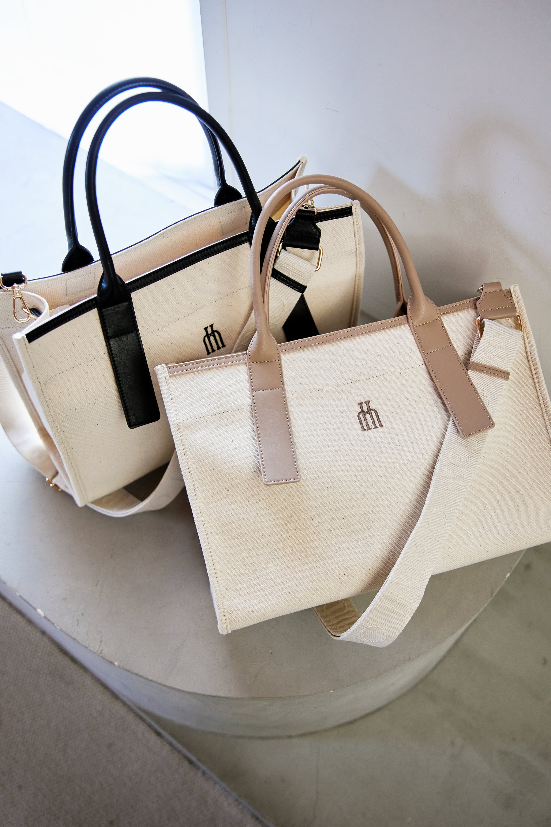 8,400円Herlipto Trois Logo Basic Tote Bag beige