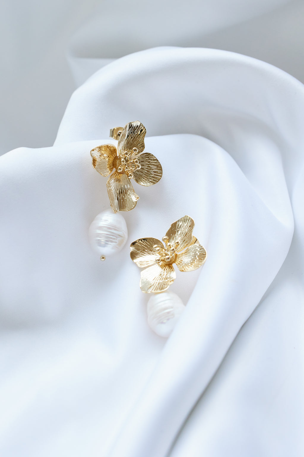 Pearl Gold Floral Pieroes ⚪︎ herlipto Pearl Gold Floral Earrings