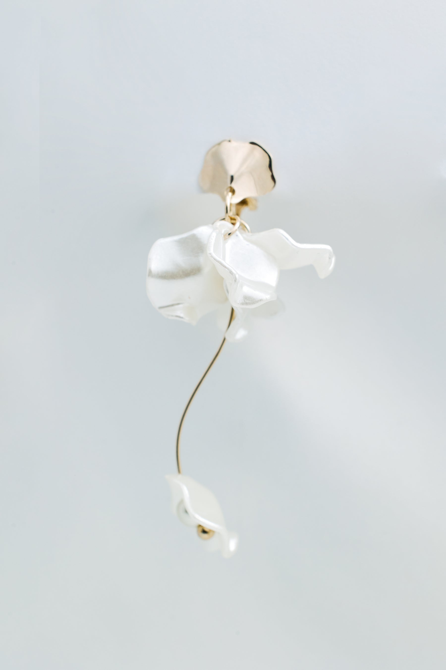[Shipping in early June] Clear Flower Gold Tone Earrings