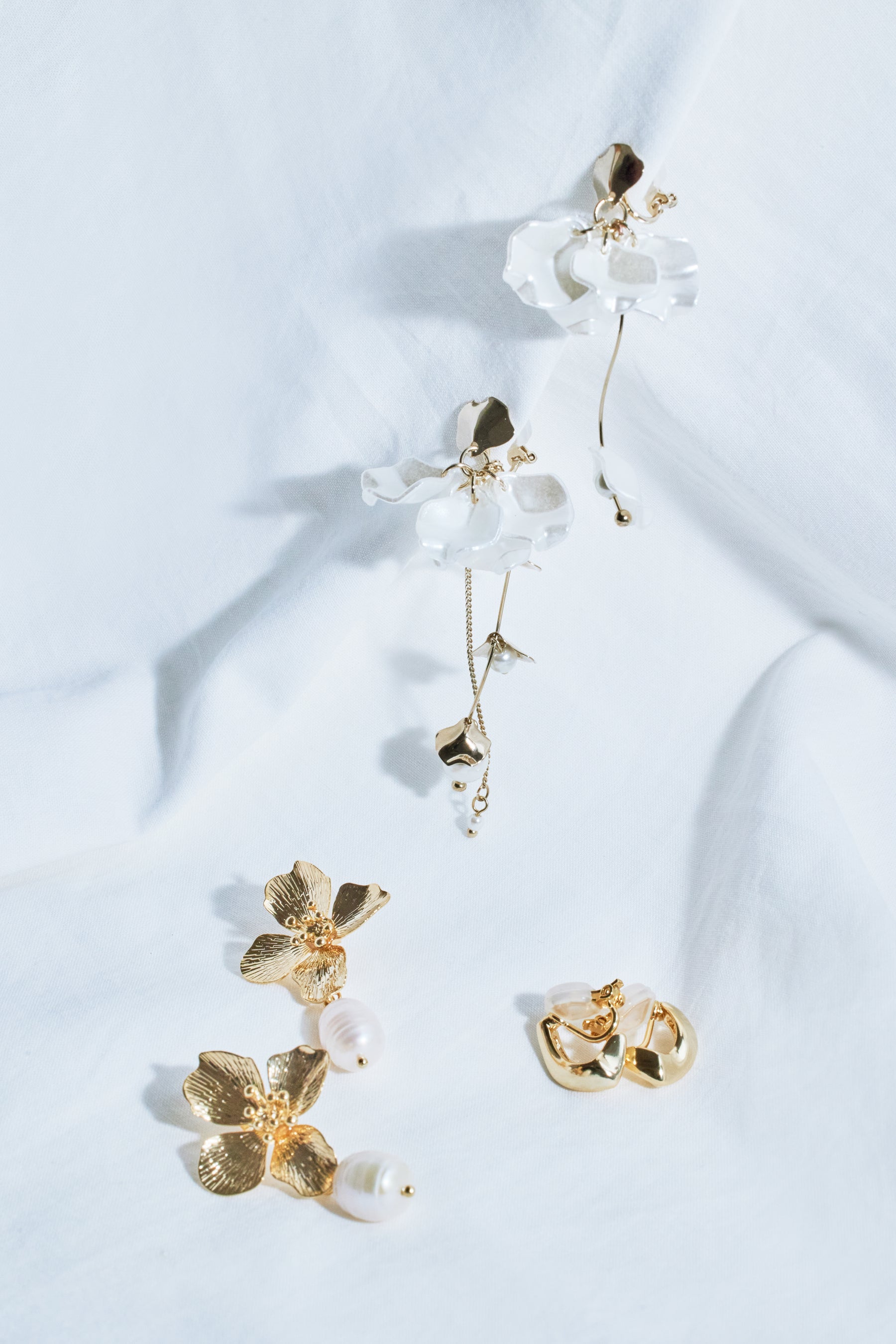 【4月中旬出貨】Clear Flower Gold Tone Earrings