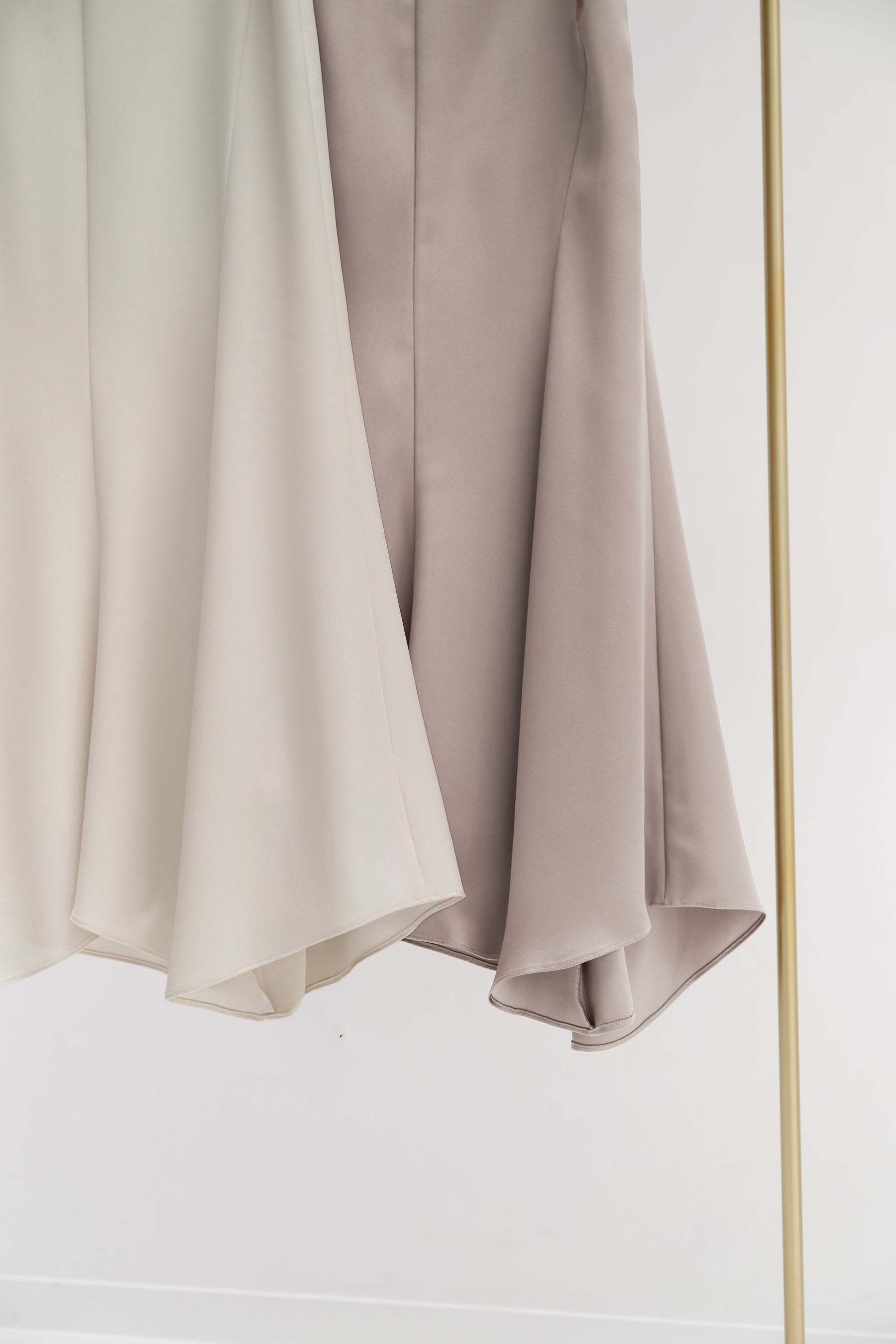スカート Herlipto Asymmetry Hem Satin Skirt pearl Asymmetry Hem Satin Skirt