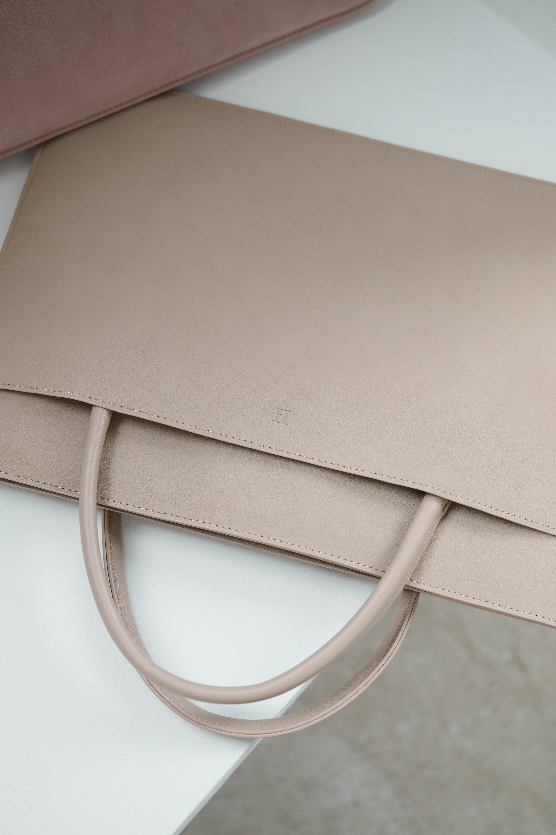 ［FOR HER］【6月中旬発送】Lip-Shaped PC Bag