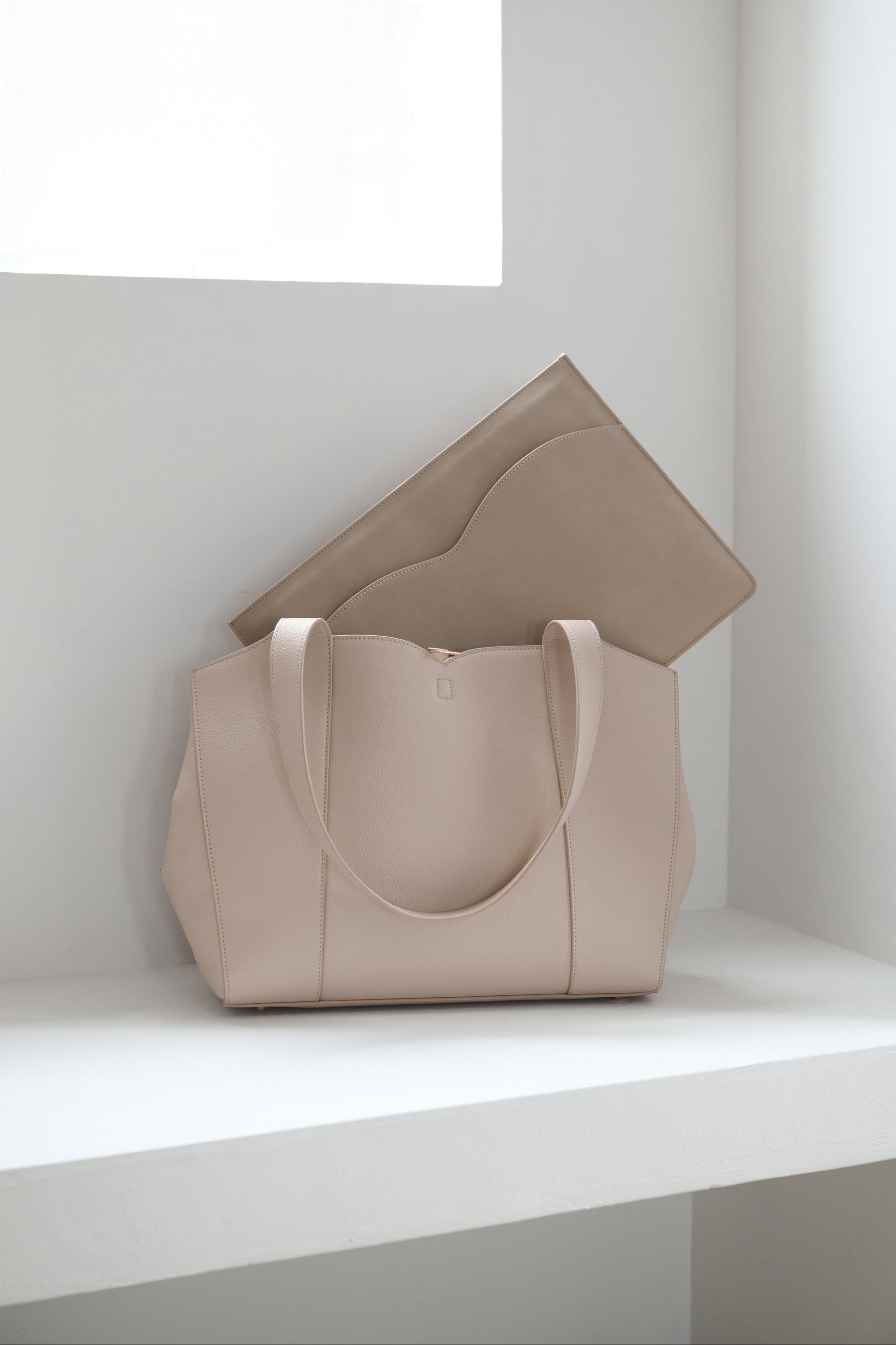 ［FOR HER］【6月中旬発送】Lip-Shaped PC Bag