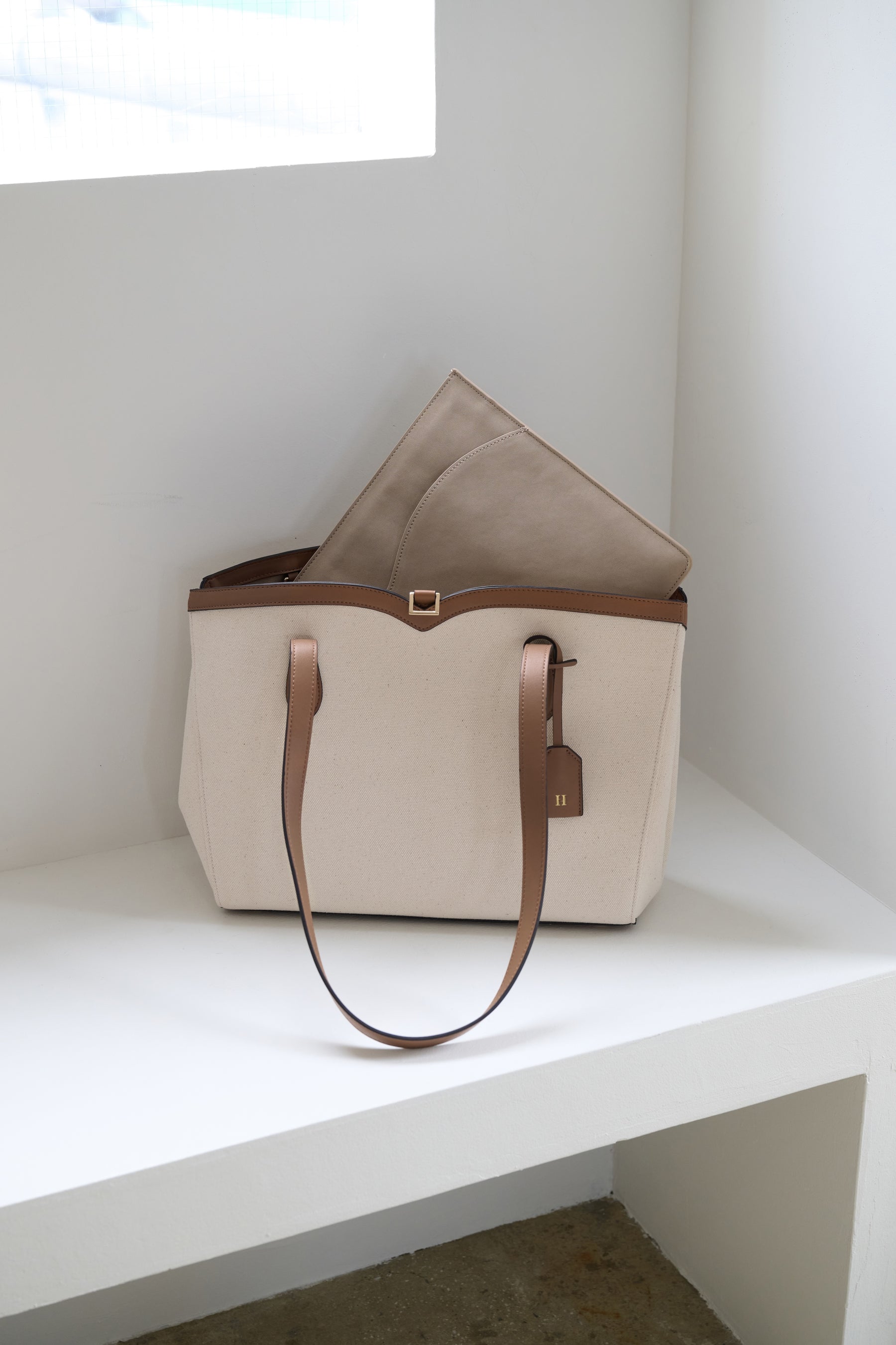 ［FOR HER］【6月中旬発送】Lip-Shaped PC Bag