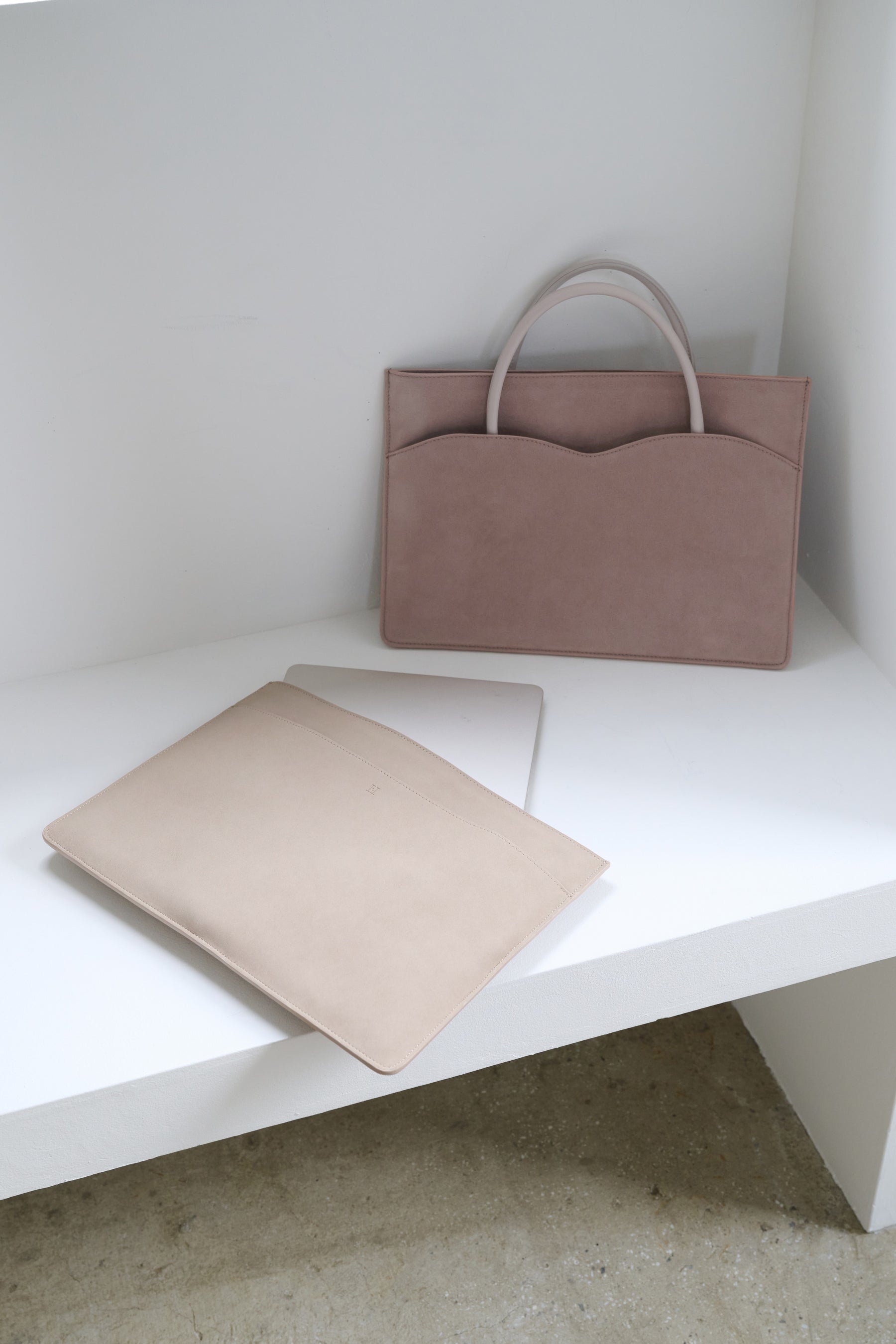 ［FOR HER］【6月中旬発送】Lip-Shaped PC Bag