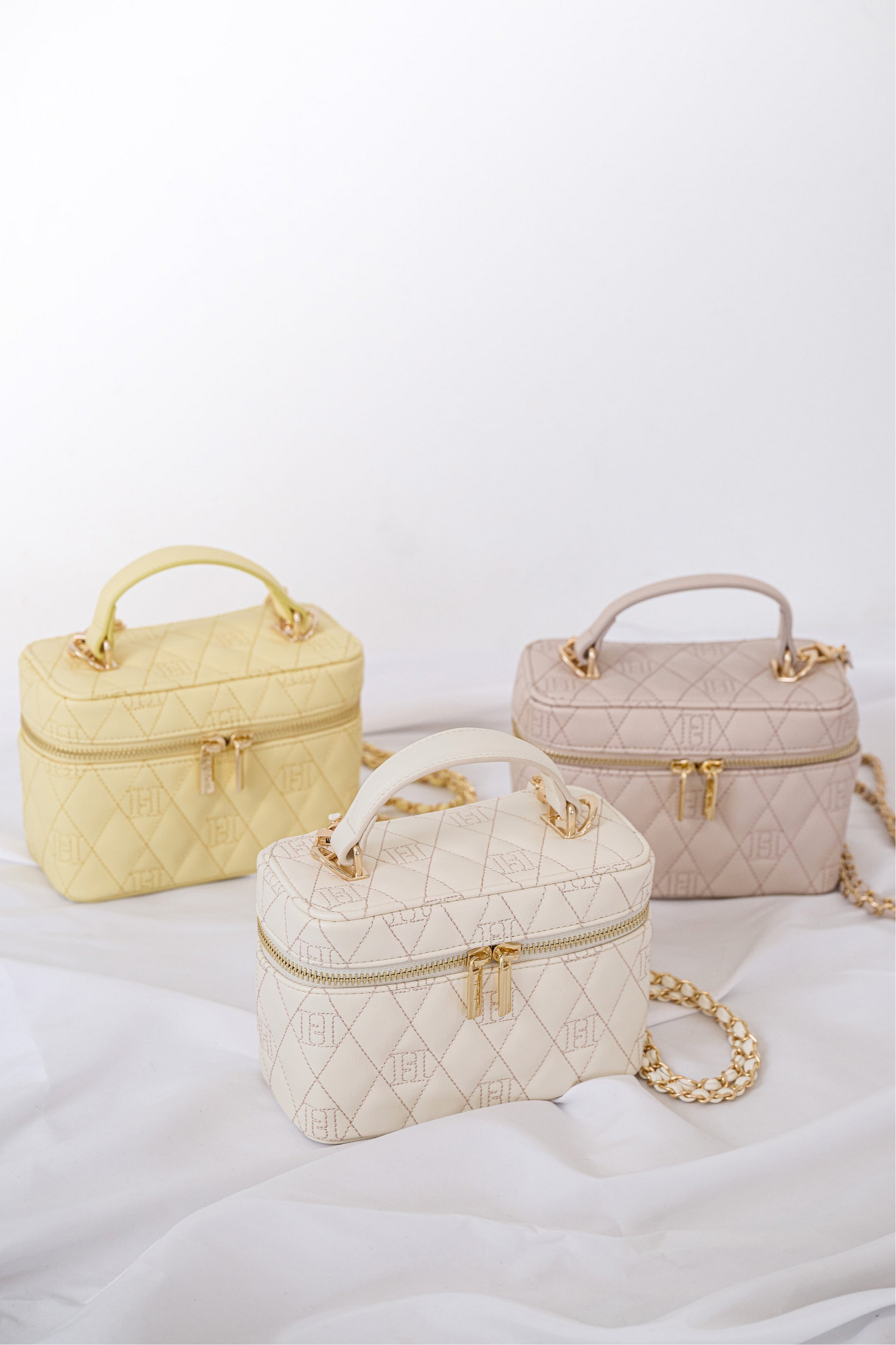 バッグ herlipto Monogram Quilted Vanity Bag Monogram Quilted Vanity Bag