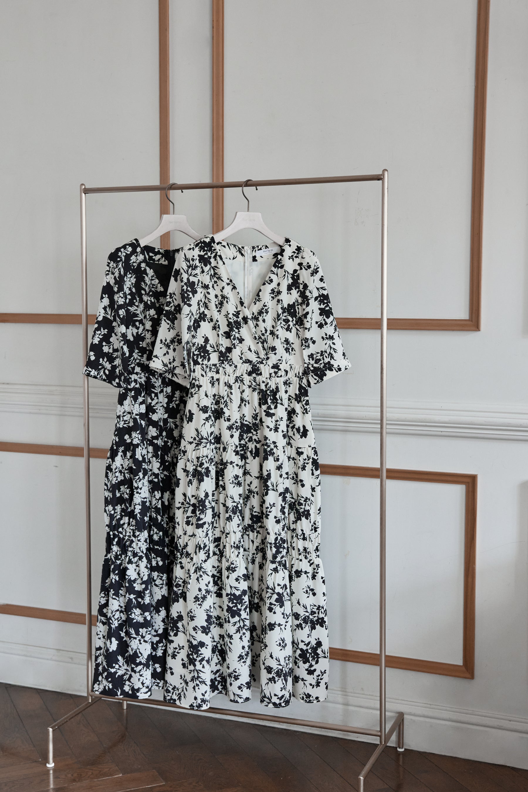 362HLT / Monotone Floral Slit Sleeve Dress