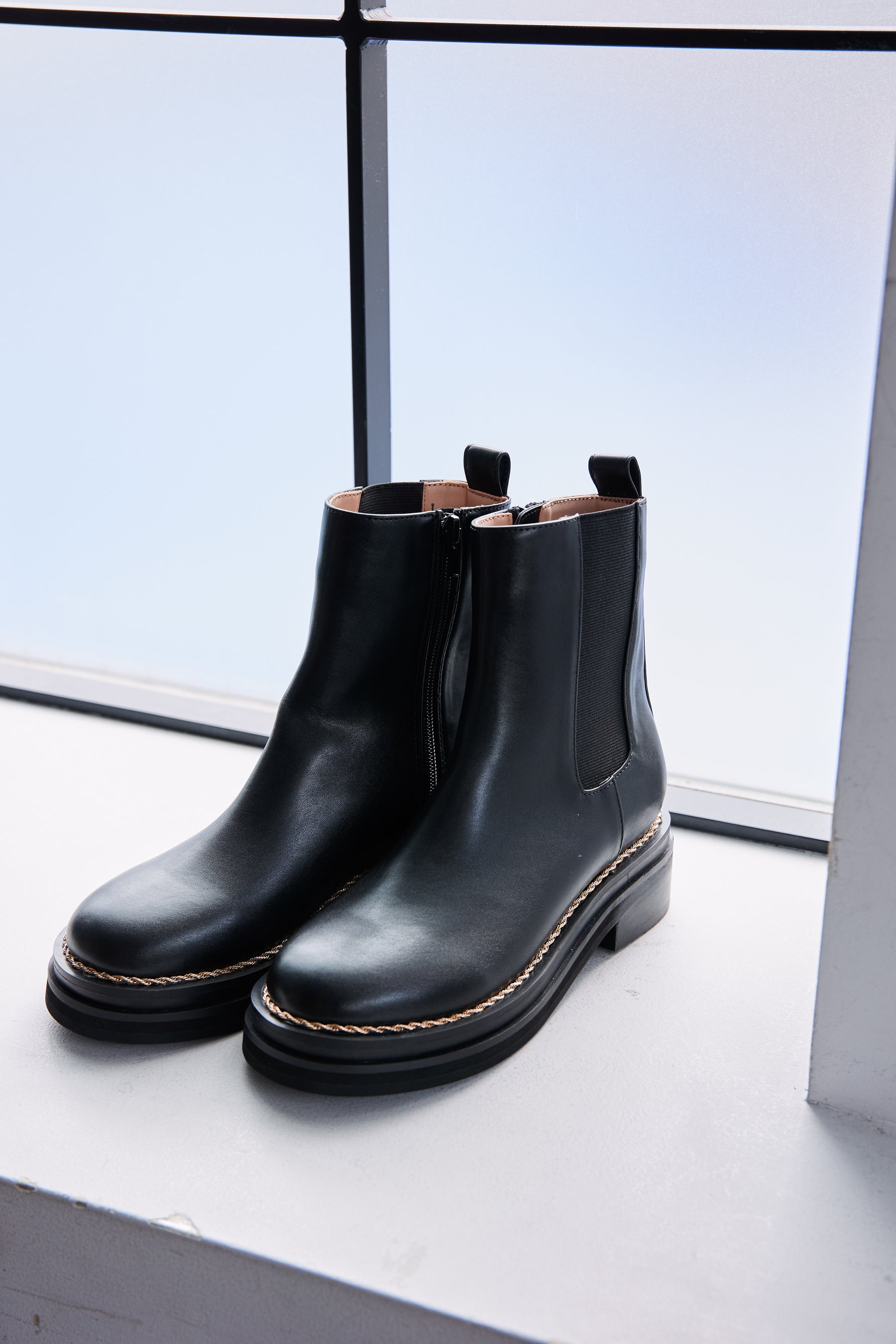 靴/シューズherlipto Vegan Leather Ankle Boots